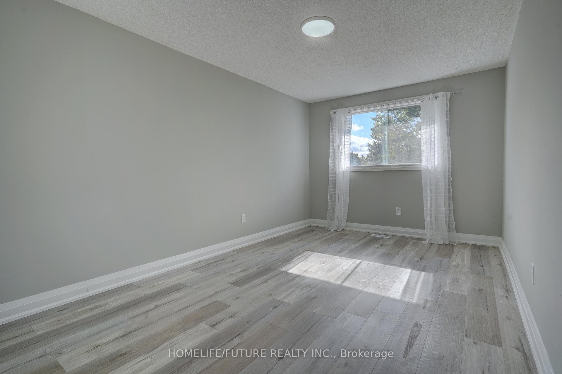1299 Fenelon Crescent photo 18