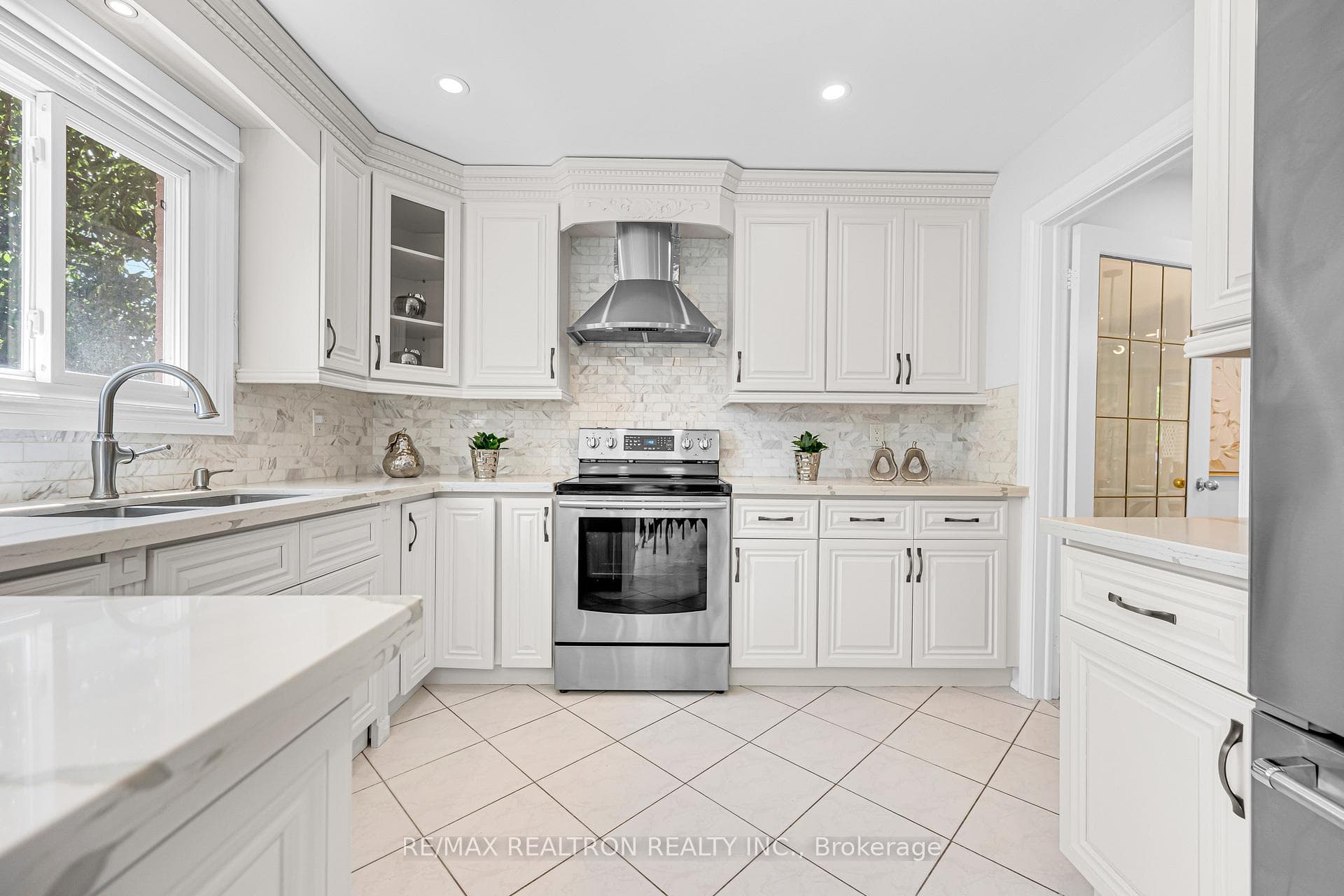 278 Bernard Avenue photo 12