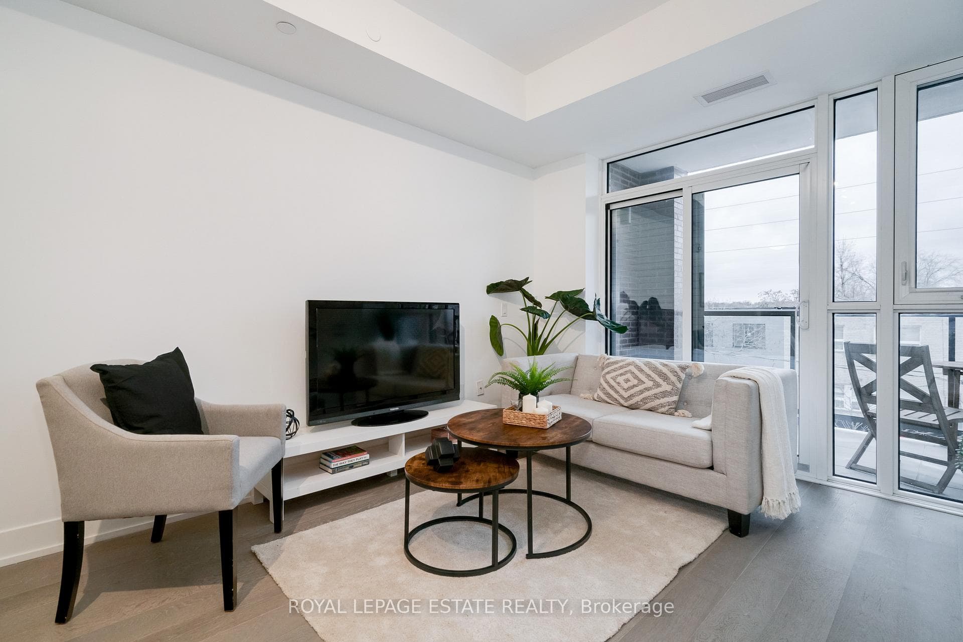 1331 Queen Street Unit 405 photo 4