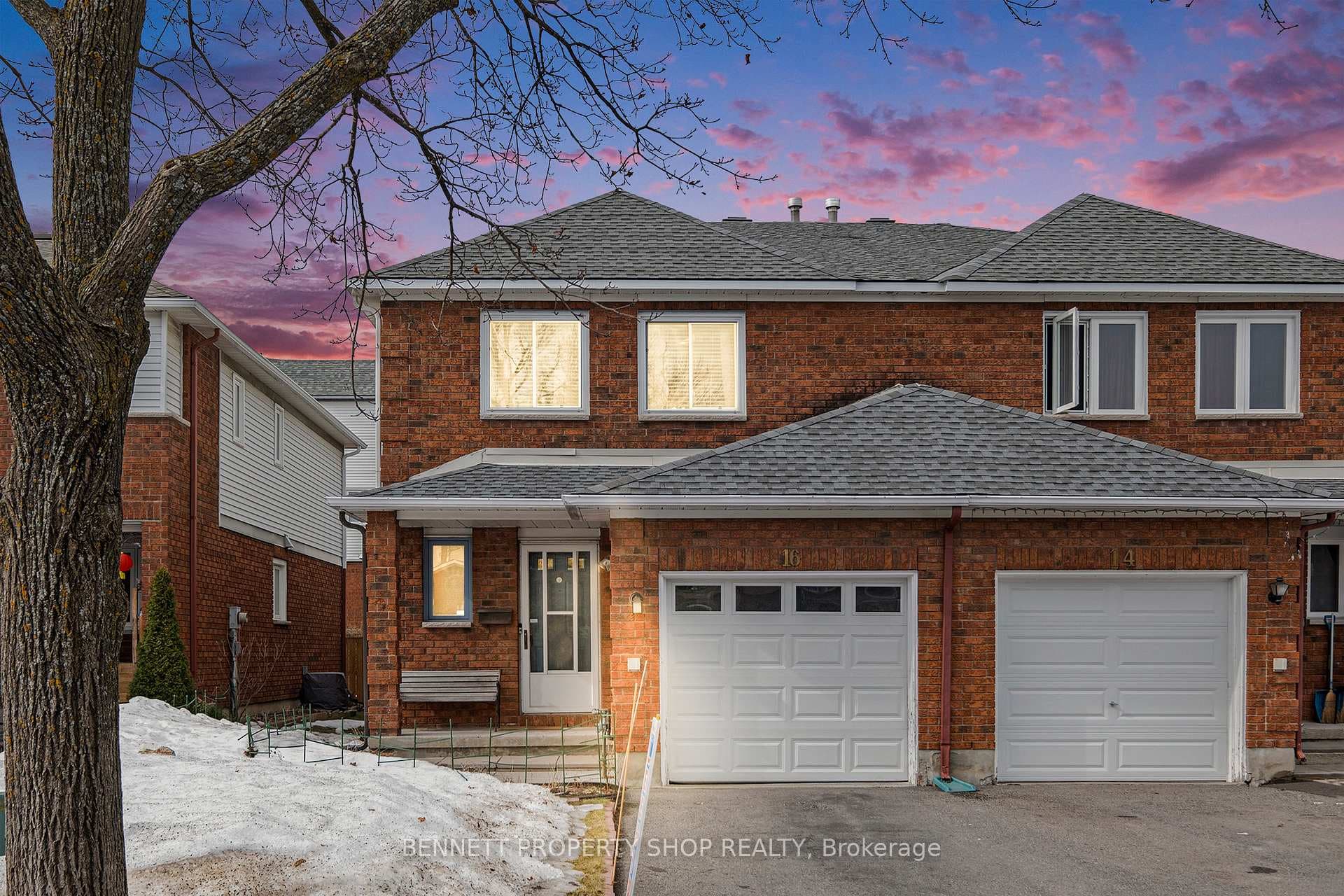16 Woodbury Crescent photo 1