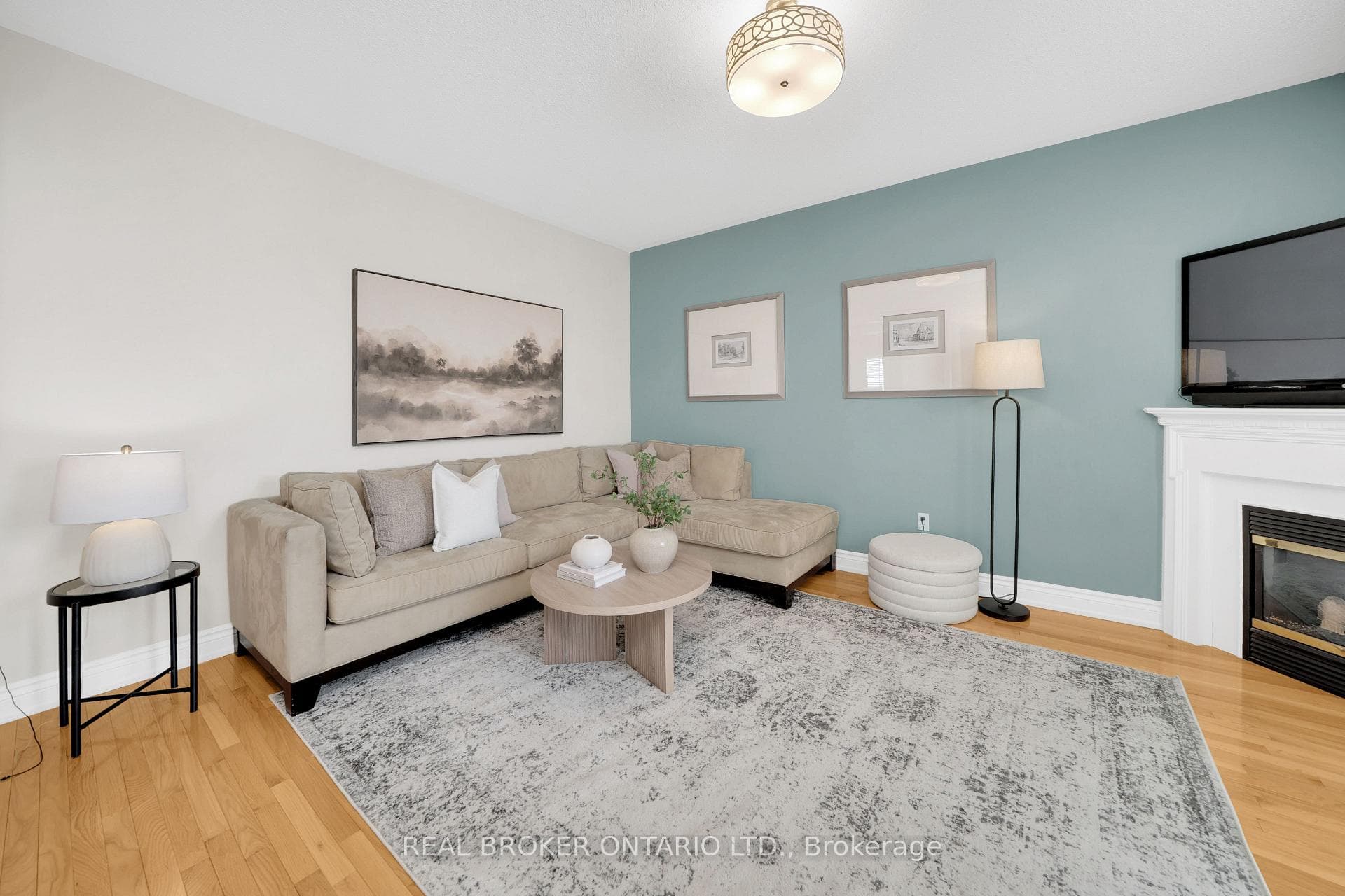 217 Ellis Crescent photo 8