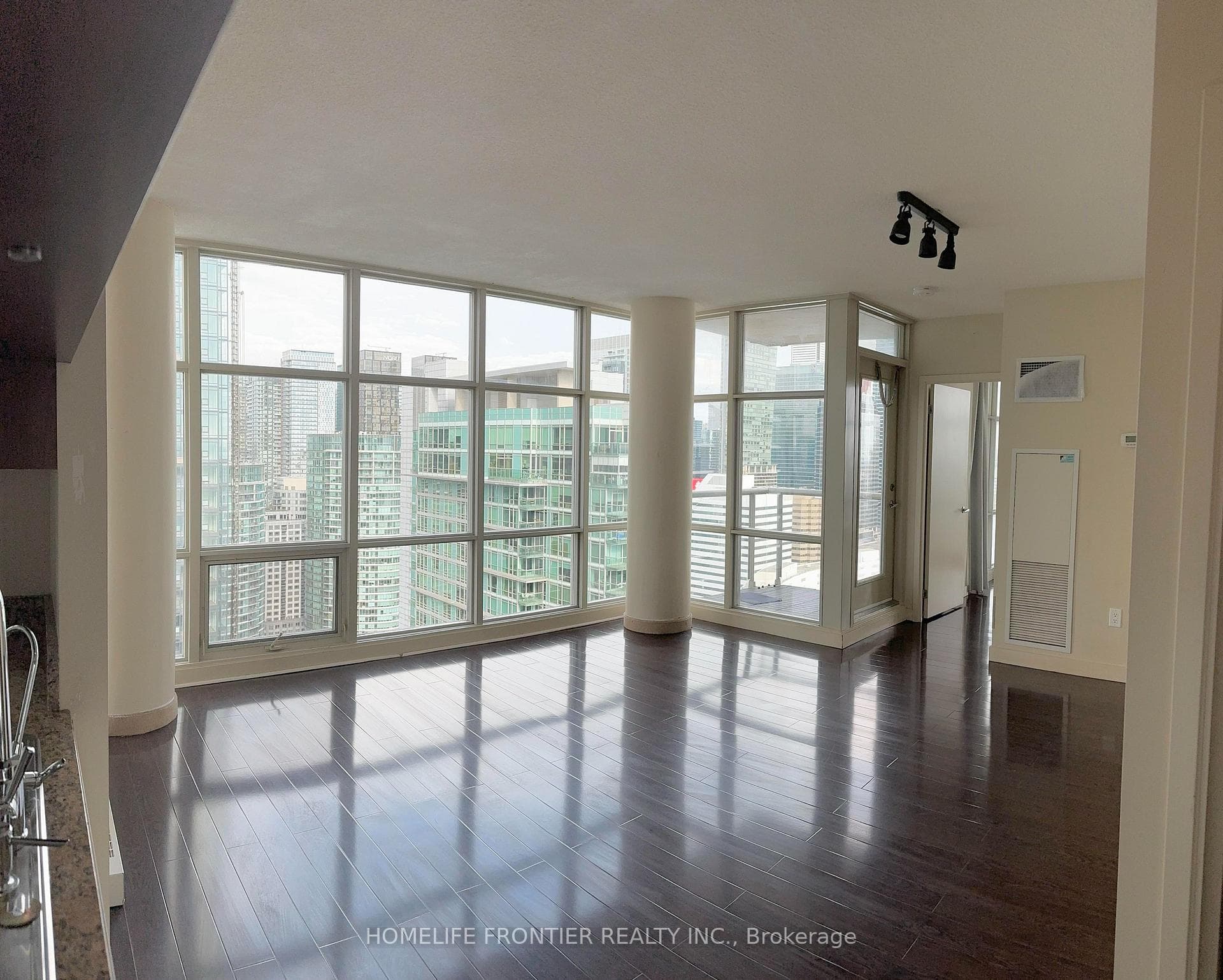 10 Navy Wharf Court Unit 3806 photo 2