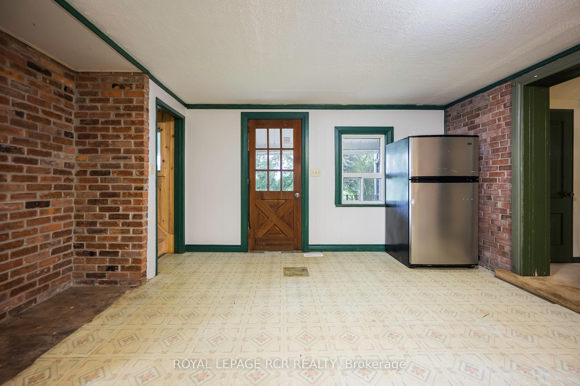 231325 Trafalgar Road photo 3