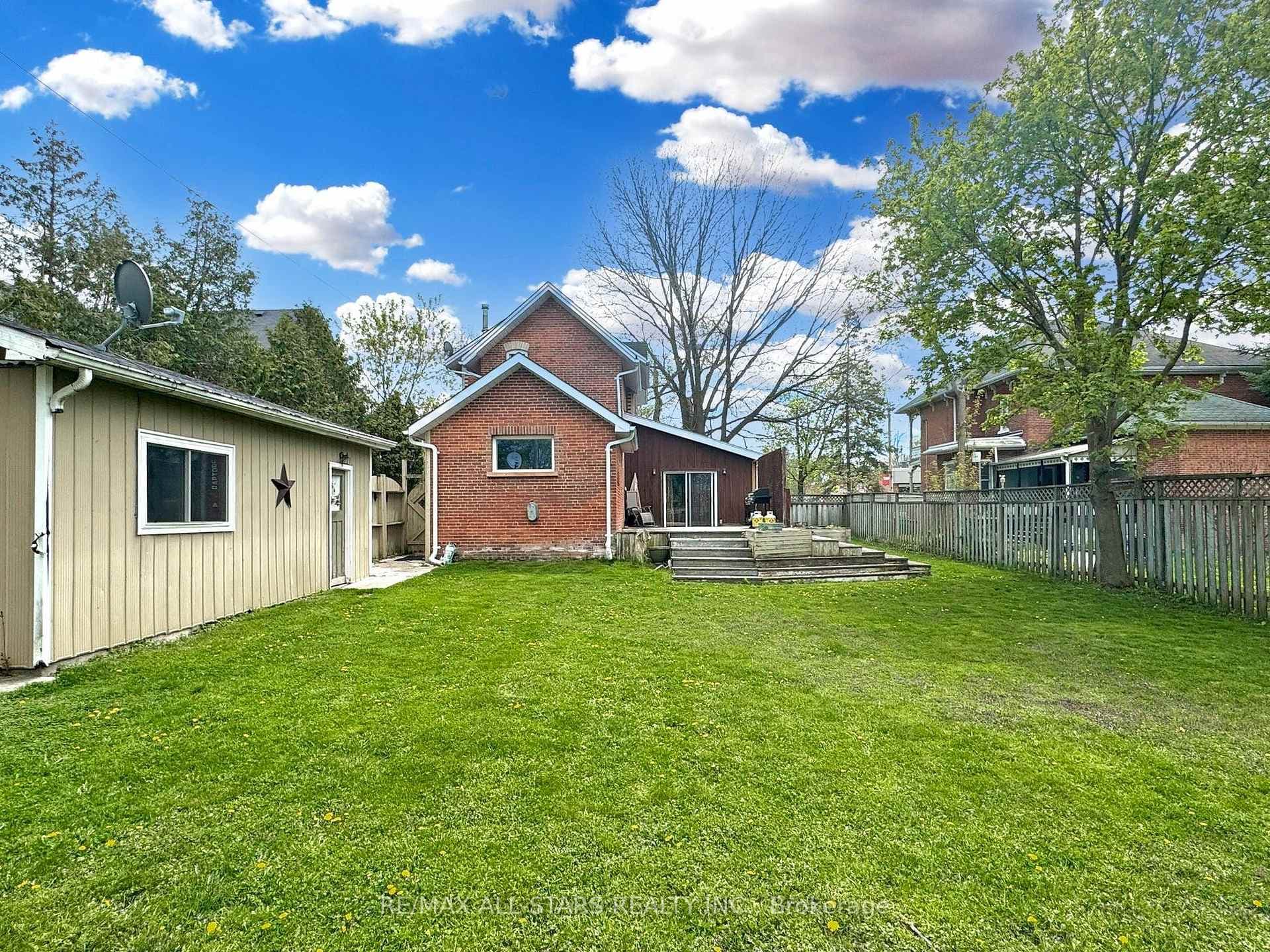 Large 66 x 165' lot