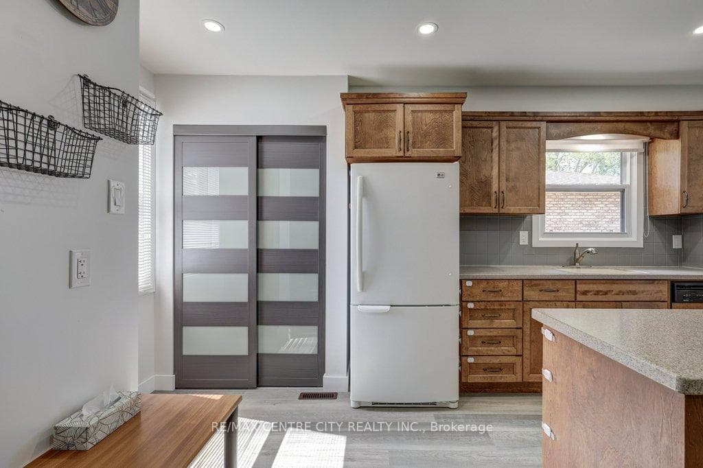 64 Moore Avenue photo 4