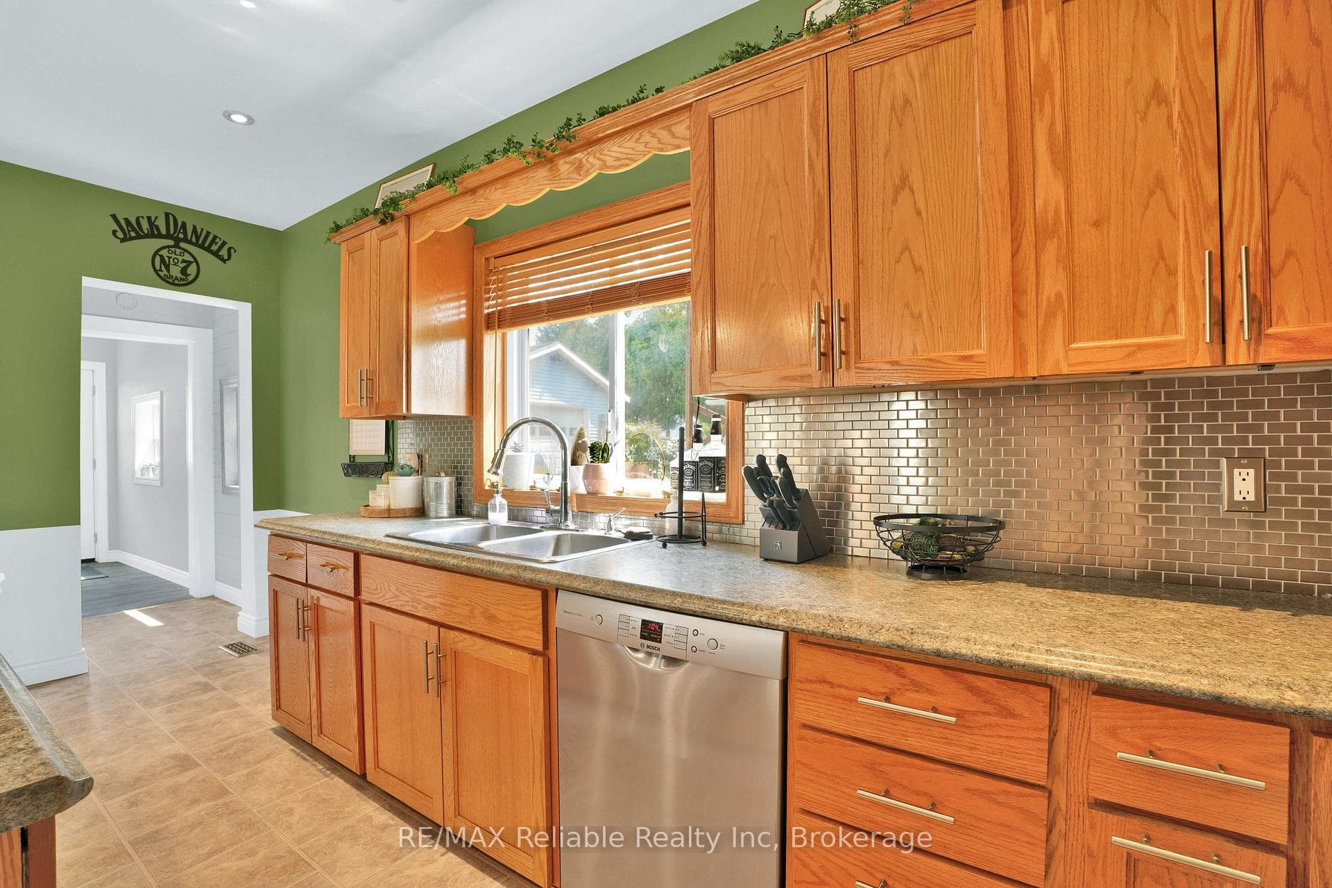 252 Kings Road photo 22