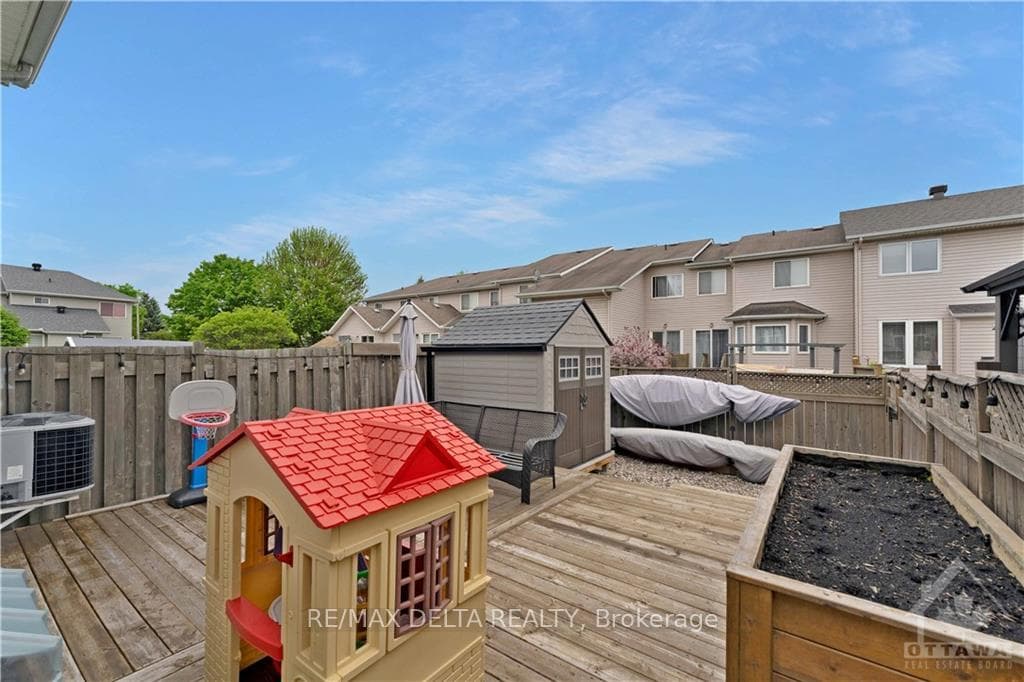 950 MARKWICK Crescent photo 26