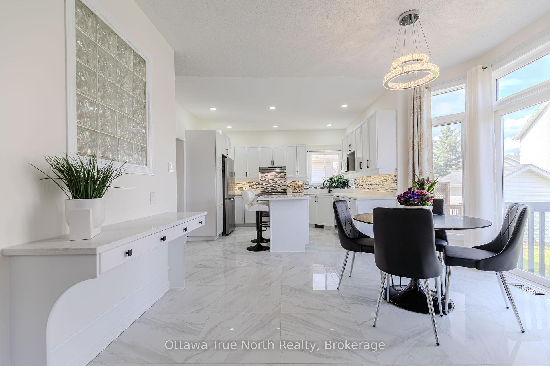 Large eat-in kitchen with breakfast and DESK!