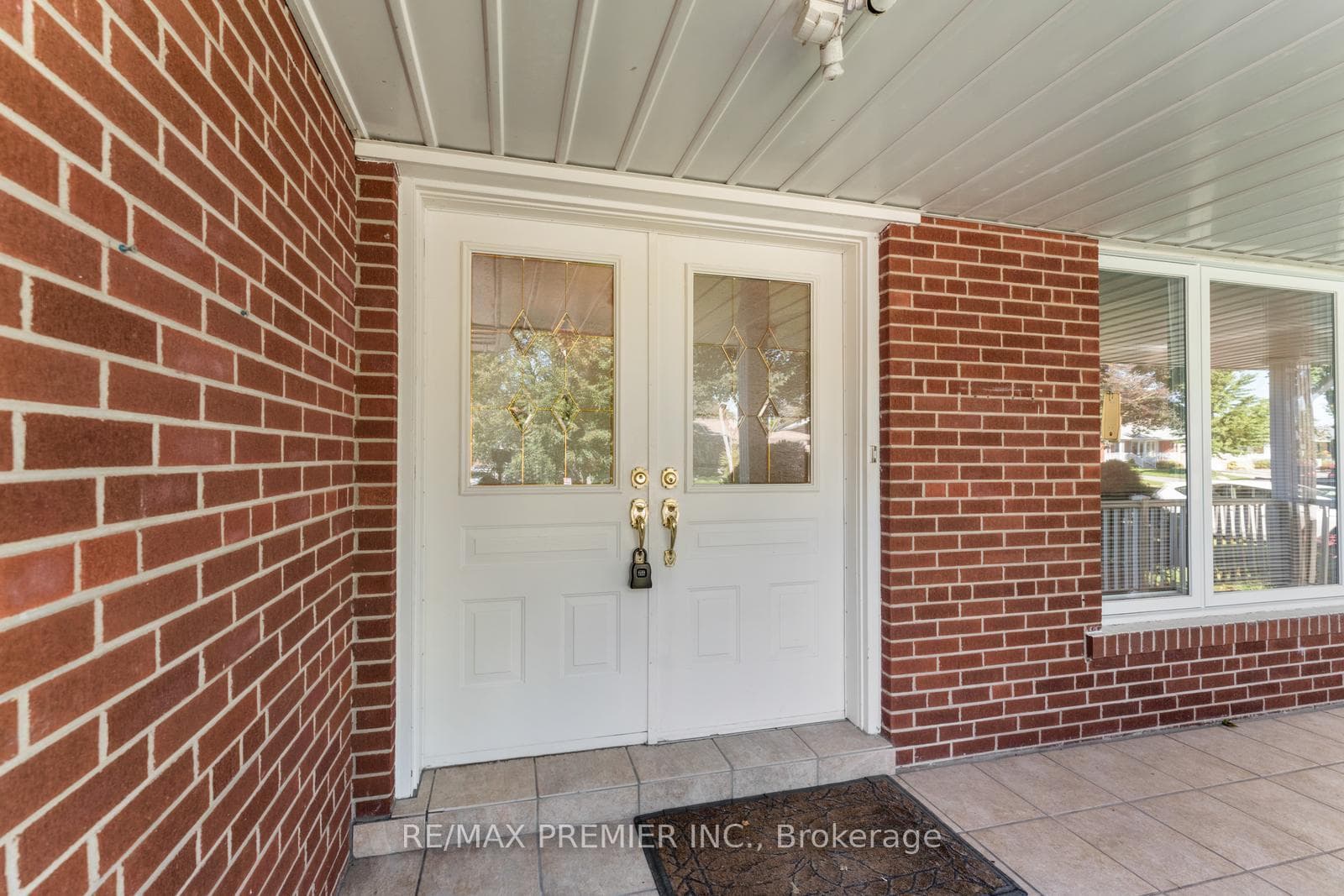 219 La Rose Avenue photo 8