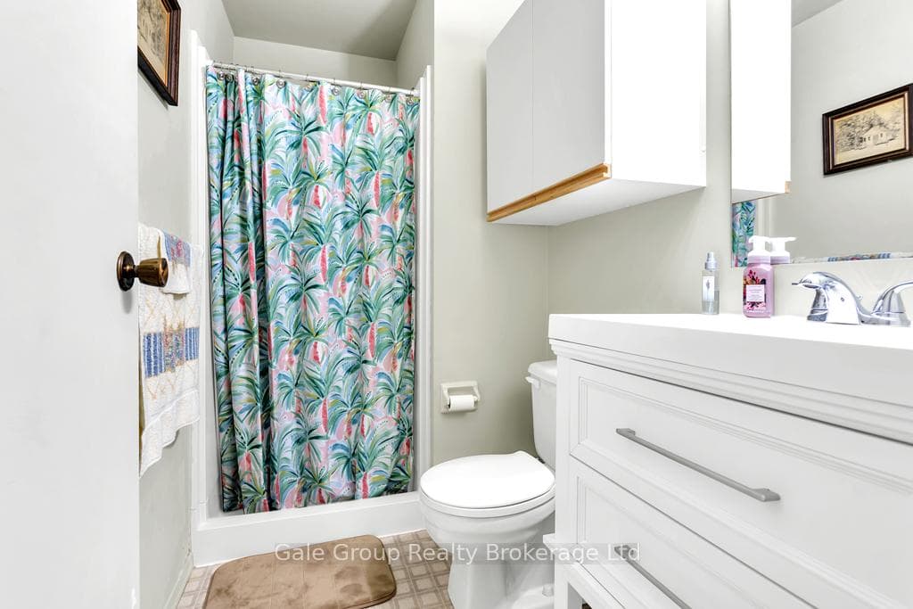 Primary ensuite 3 pc, stand up shower
