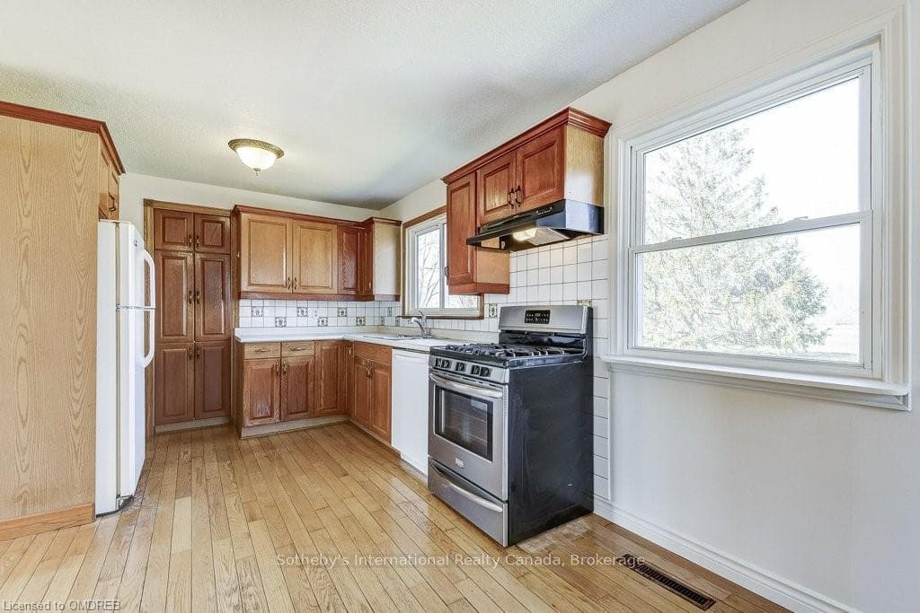 5688 SHERKSTON Road photo 8