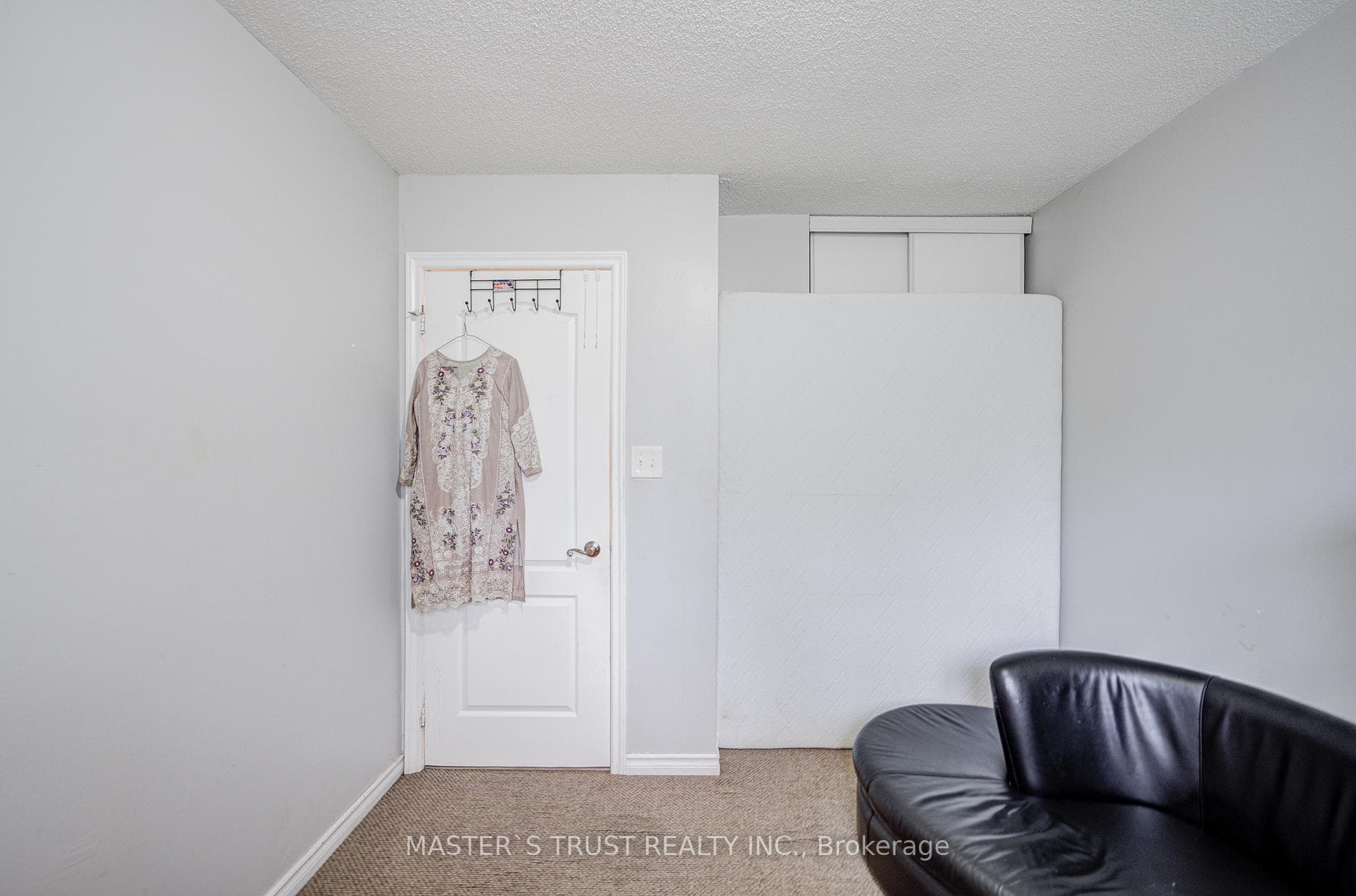 1179 Simcoe Street photo 12