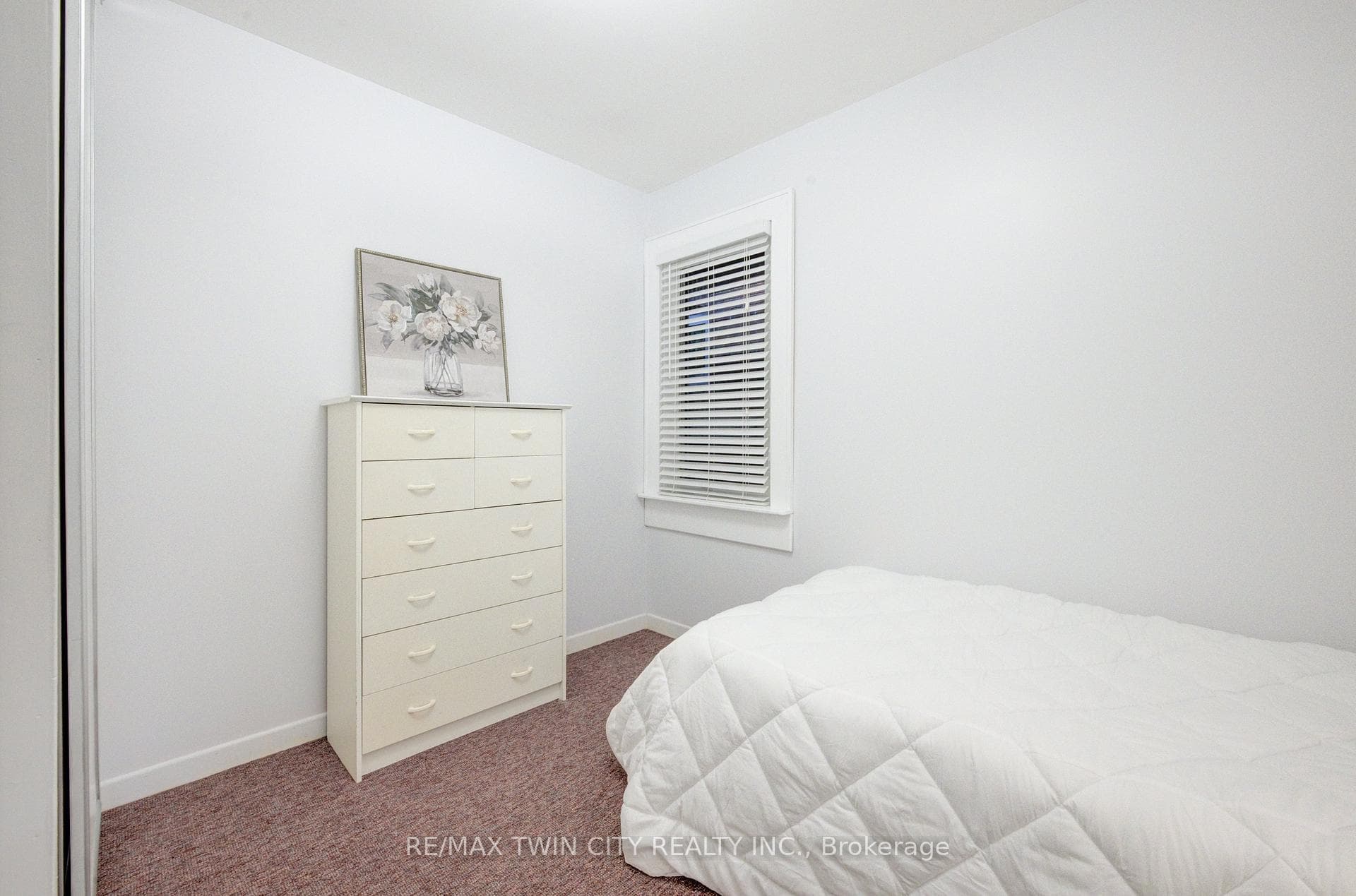 202 Queensdale Avenue photo 12