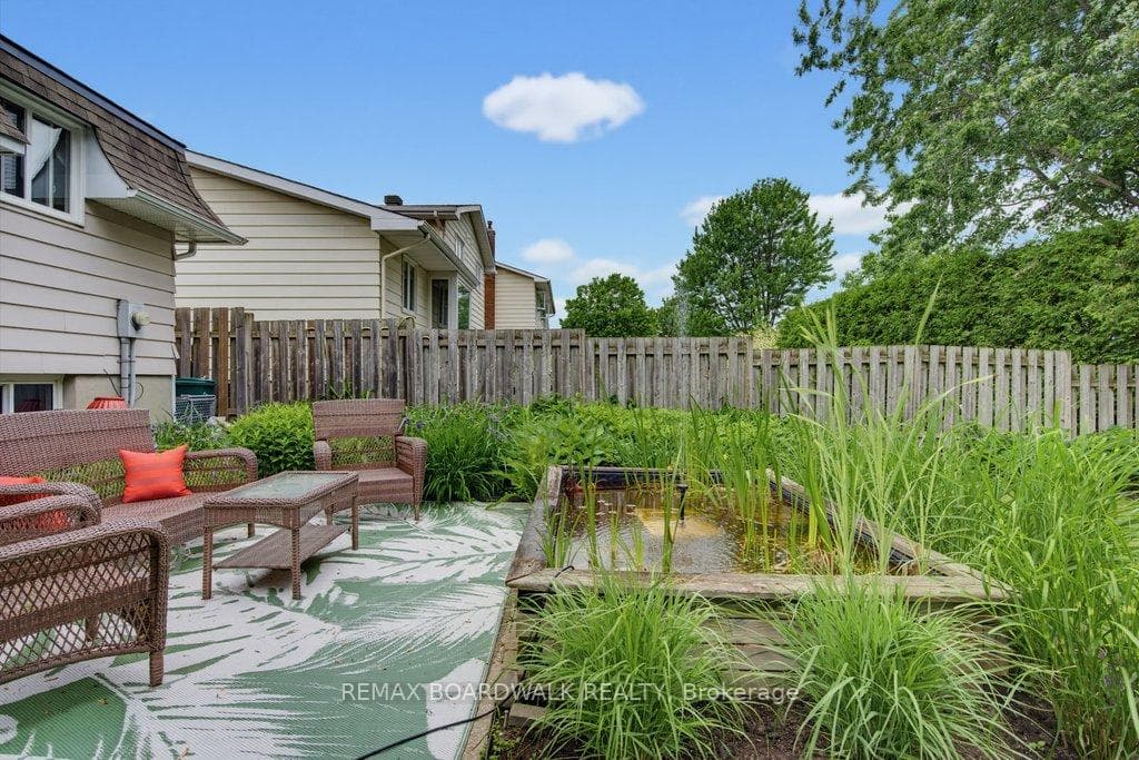1703 Fieldstone Crescent photo 36