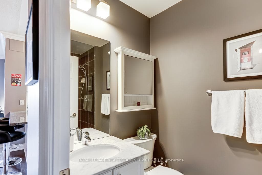 1135 Royal York Road Unit 301 photo 16