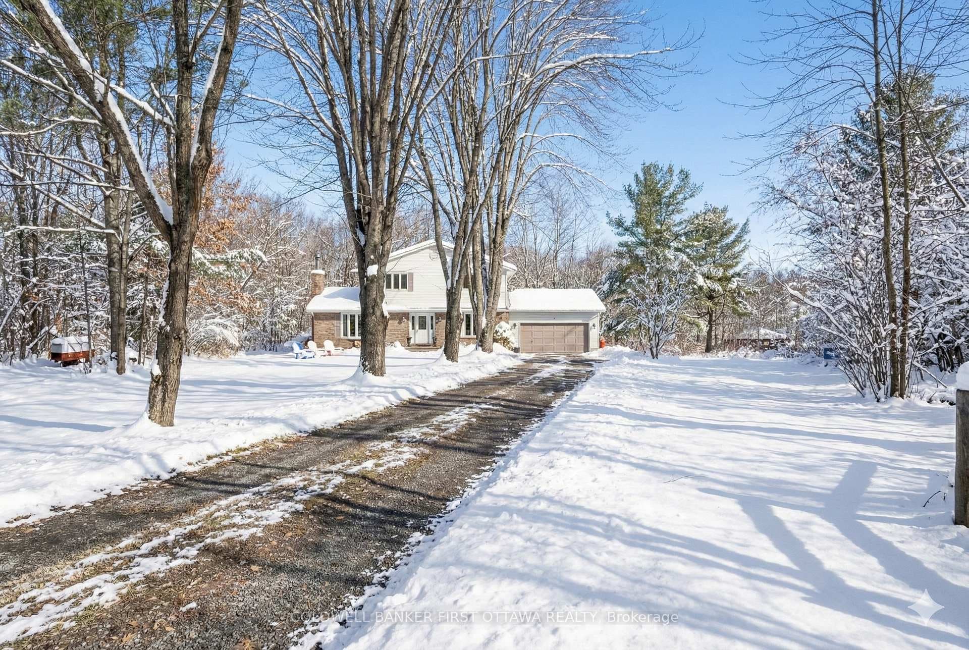 Family home on 23 acres, 25 mins to Kanata