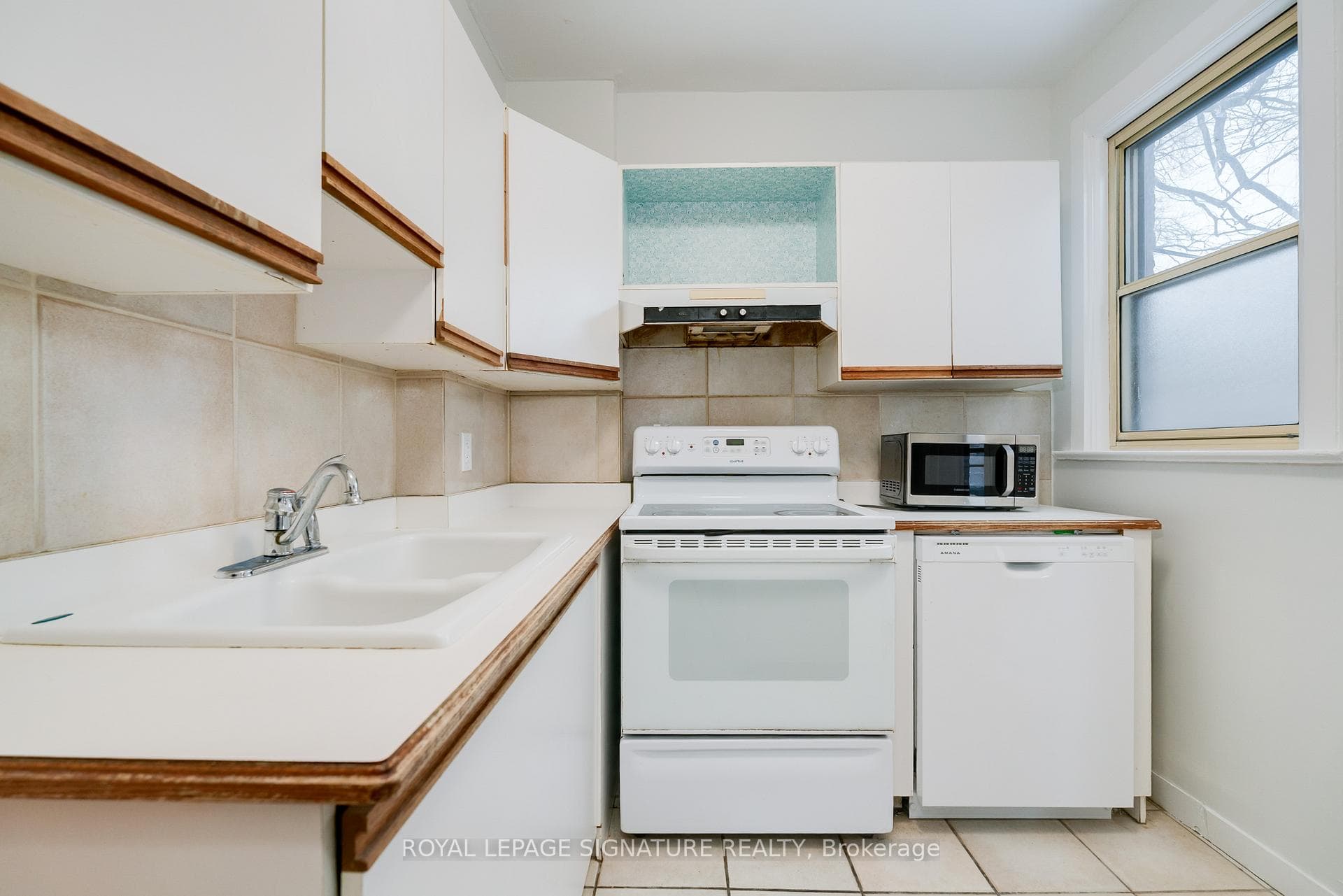 kitchen with b/i d/w