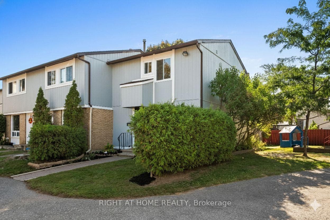 Fall photo End Unit with privacy hedge
