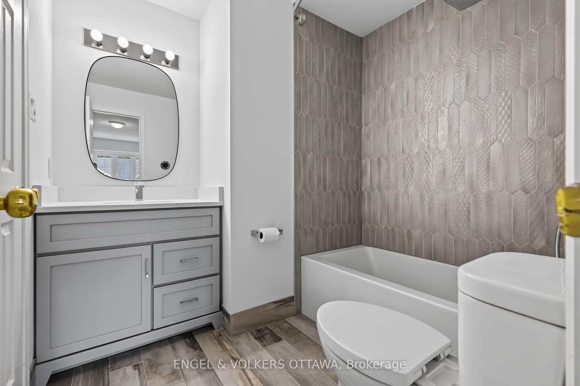 104 Manhattan Crescent photo 13