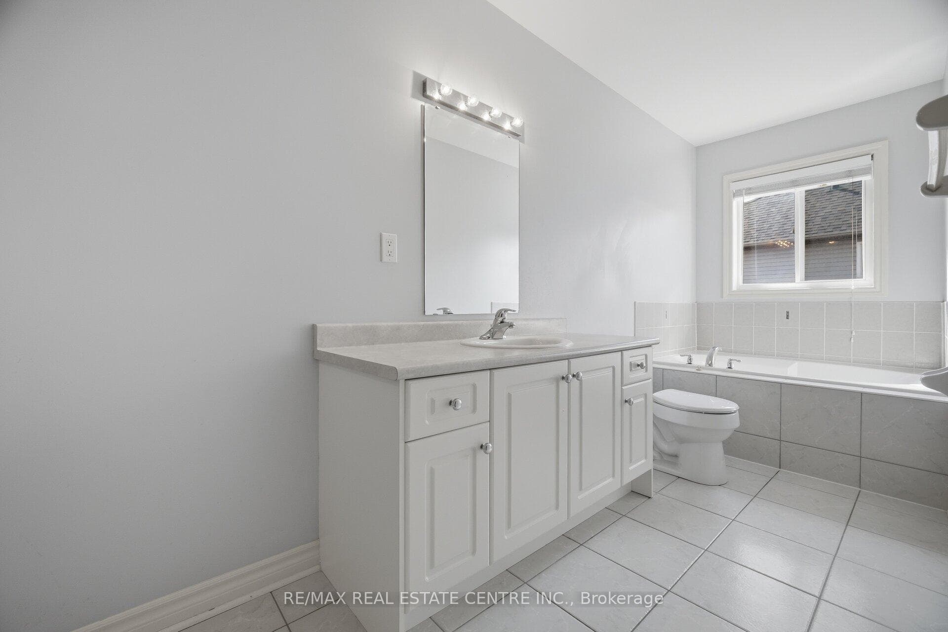 366 Hobbs Crescent photo 29
