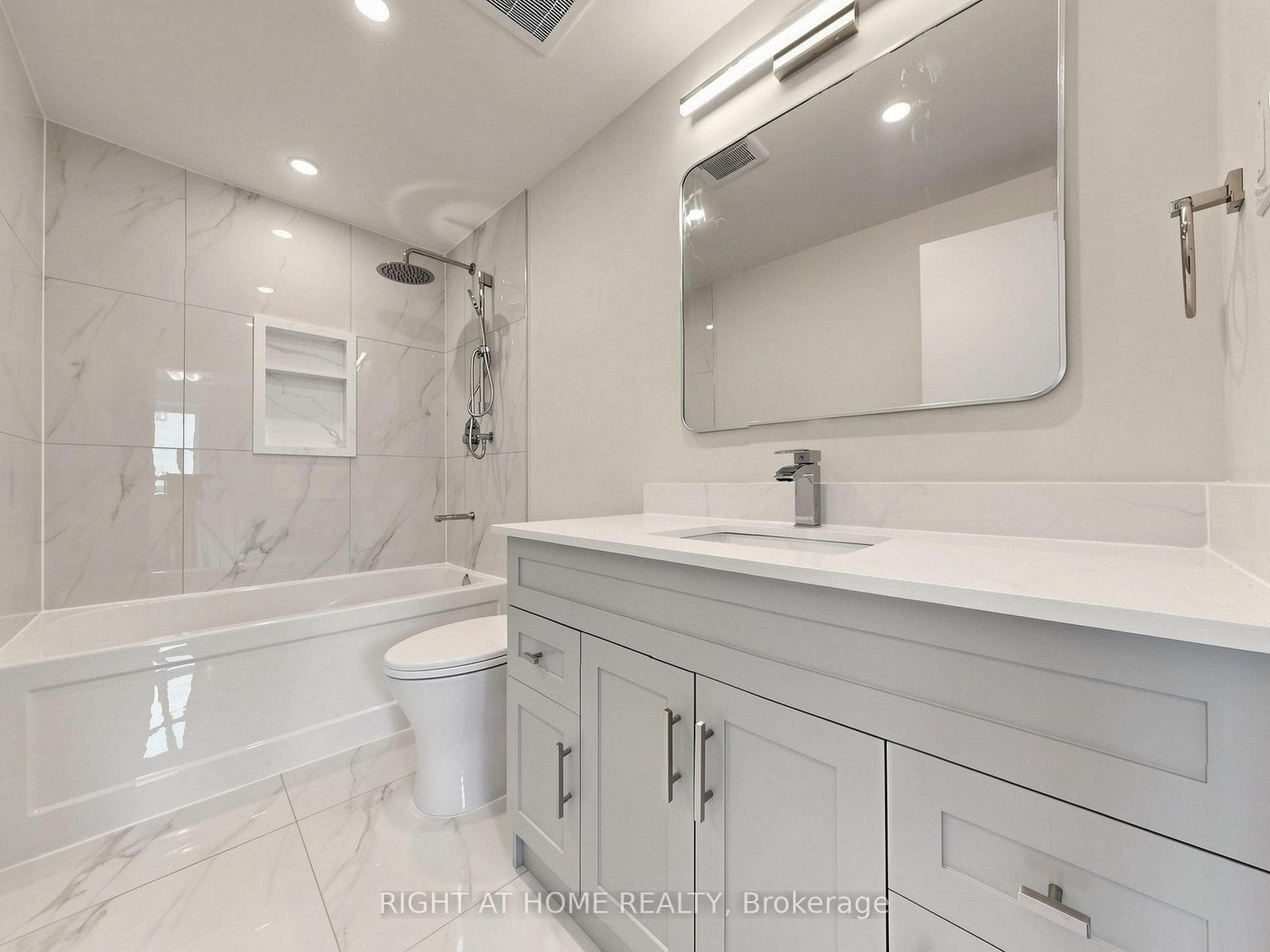 4-piece bathroom upstairs