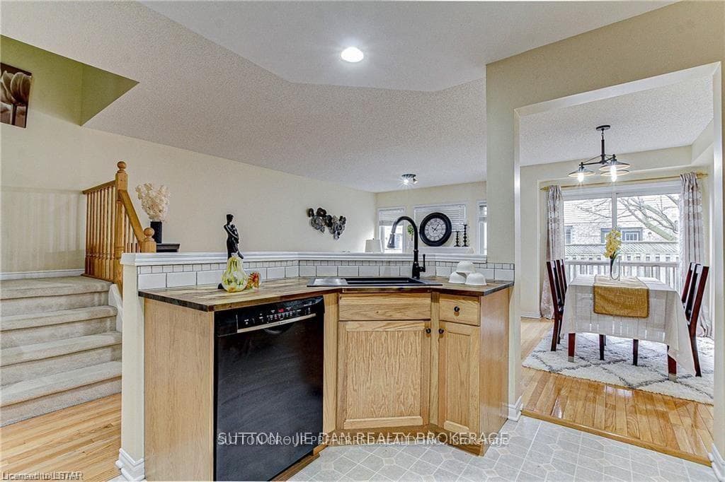 320 AMBLESIDE Drive Unit 40 photo 14