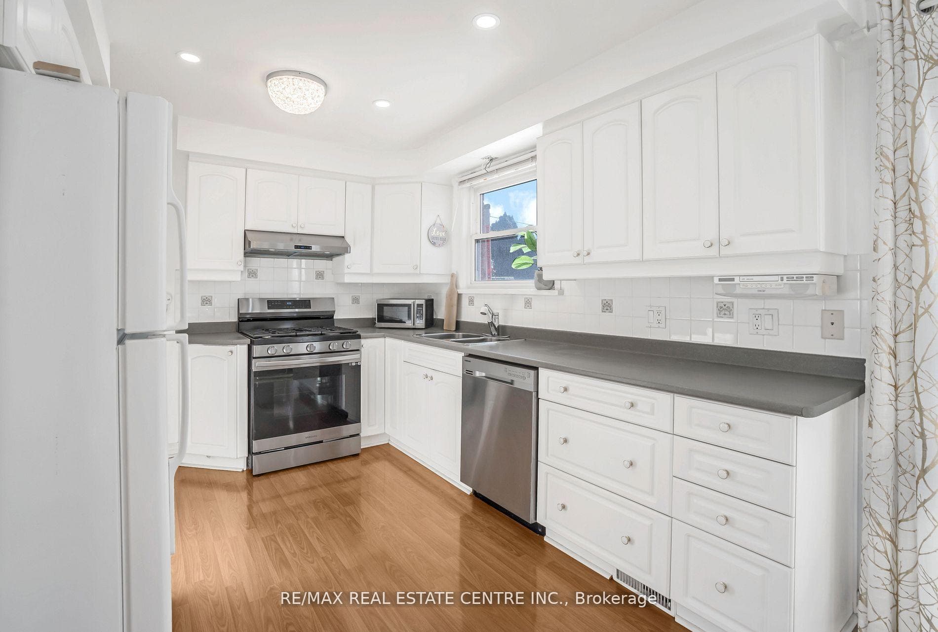 401 Elgin St Street photo 15