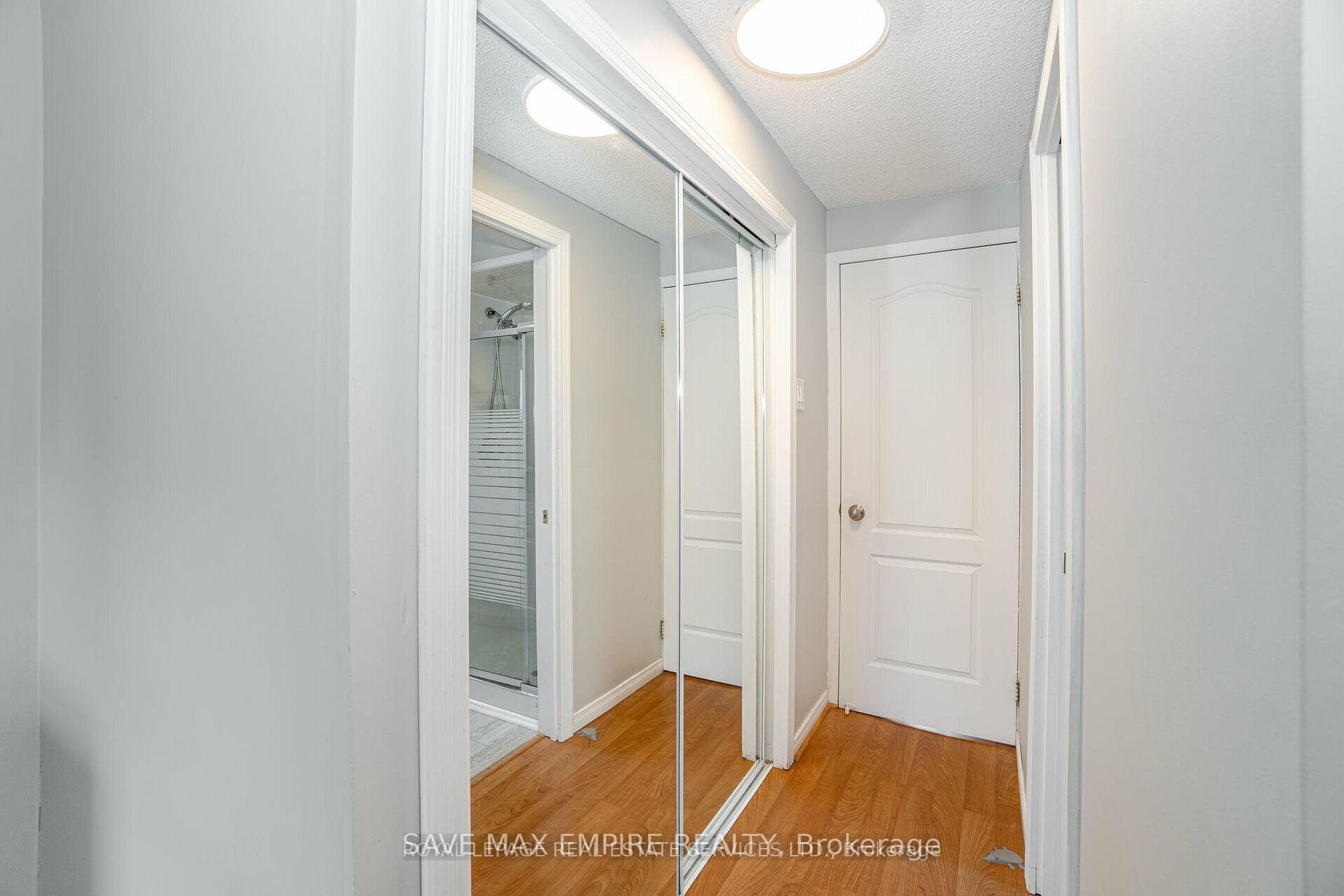 2046 Glenada Crescent photo 34