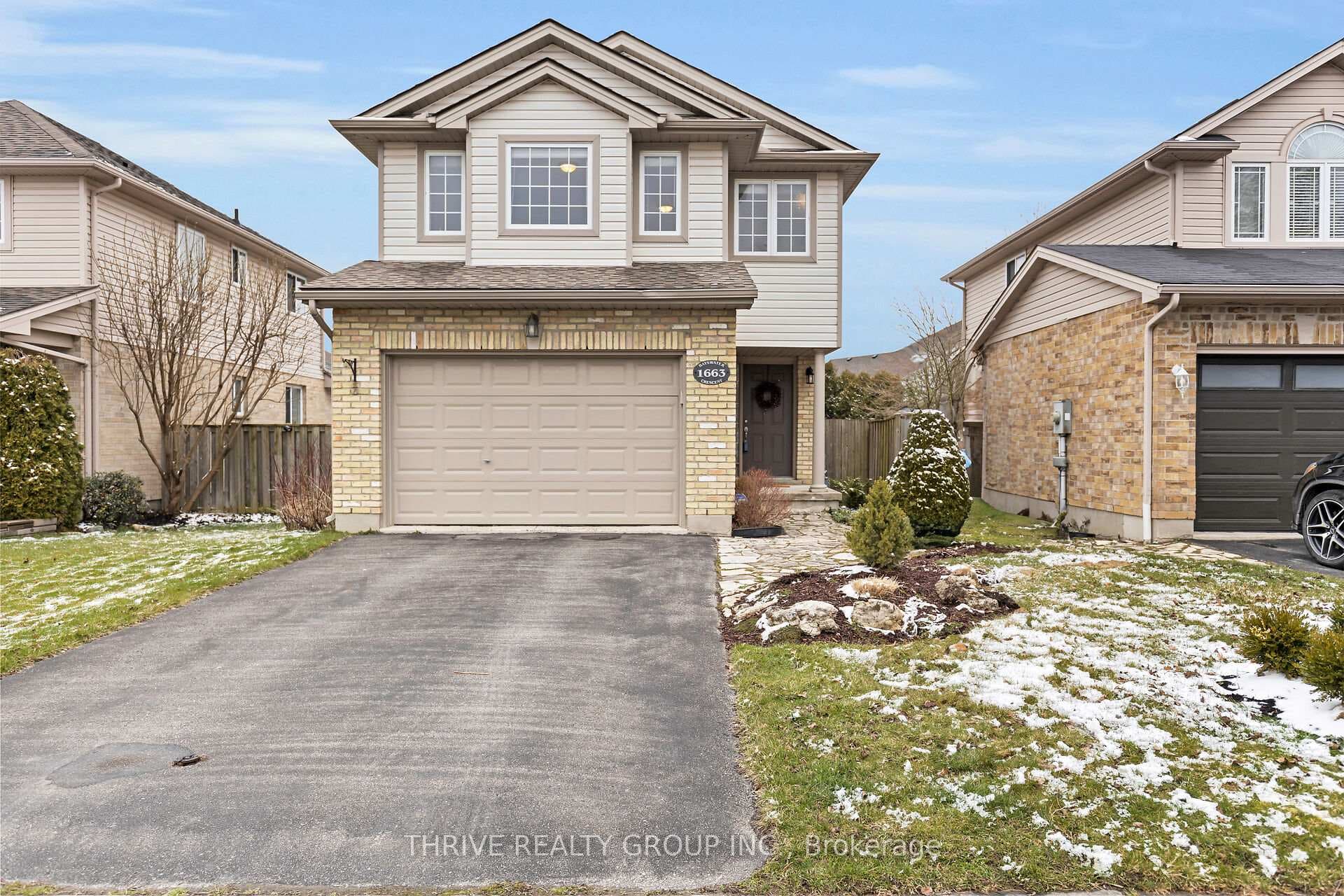 1663 Bayswater Crescent photo 2