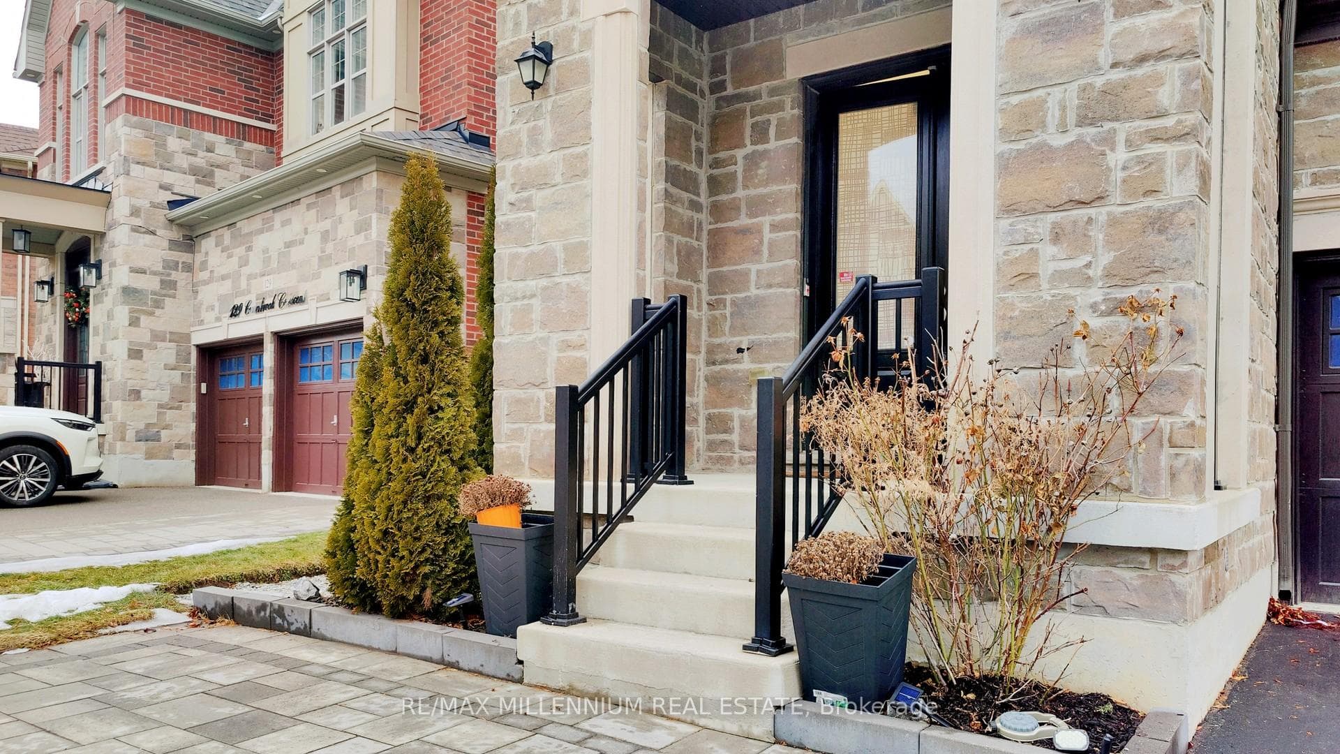 125 Cranbrook Crescent photo 2