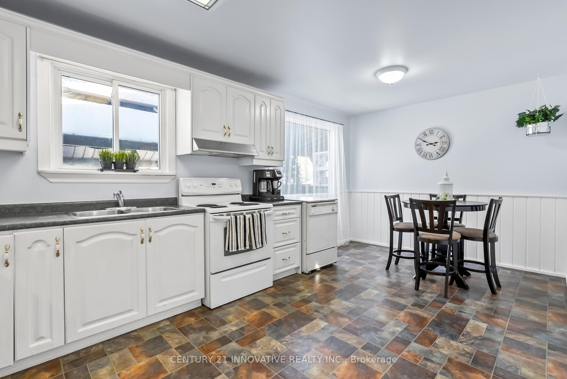 212 Castlebar Crescent photo 9