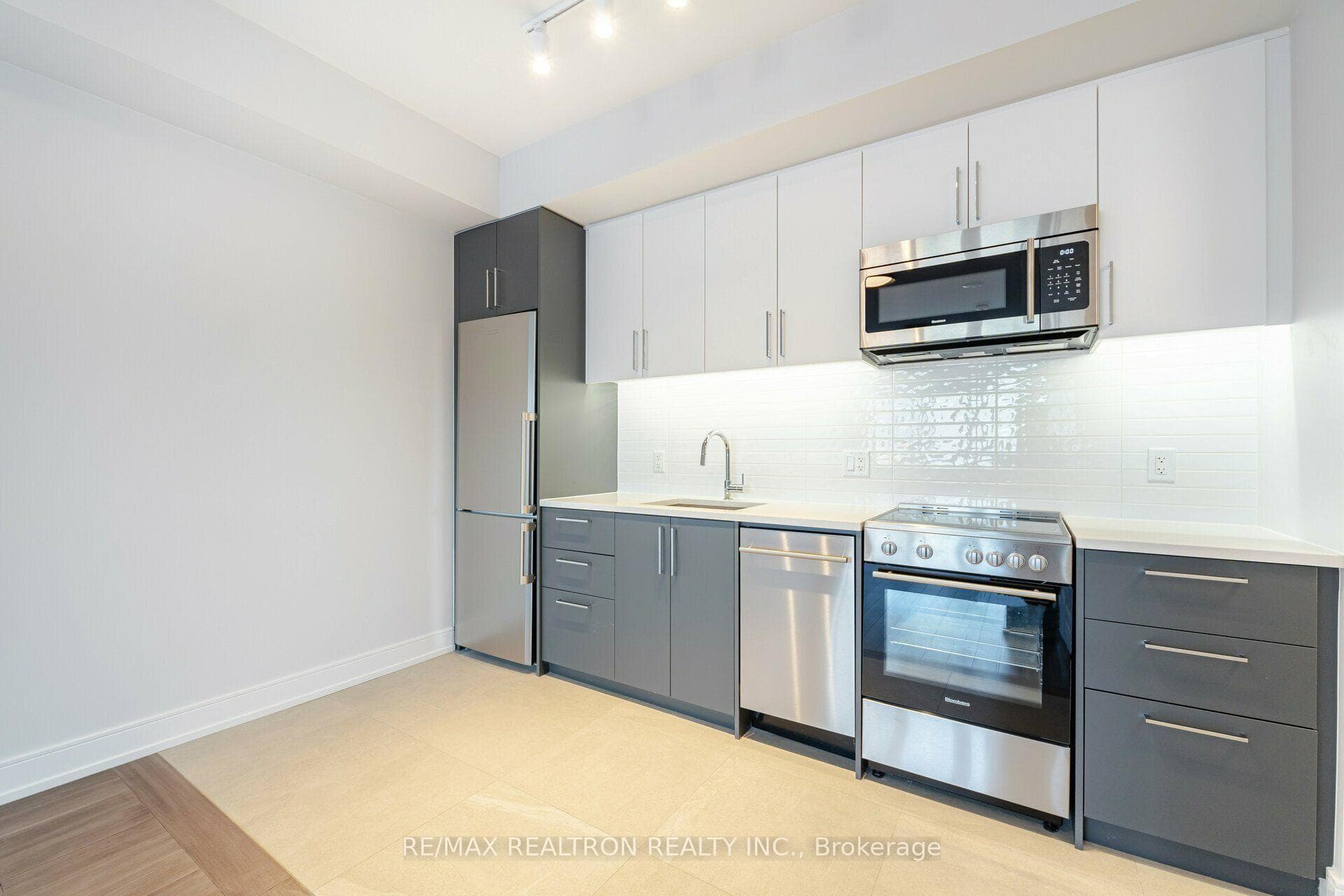 2525 Bathurst Street Unit 410 photo 3