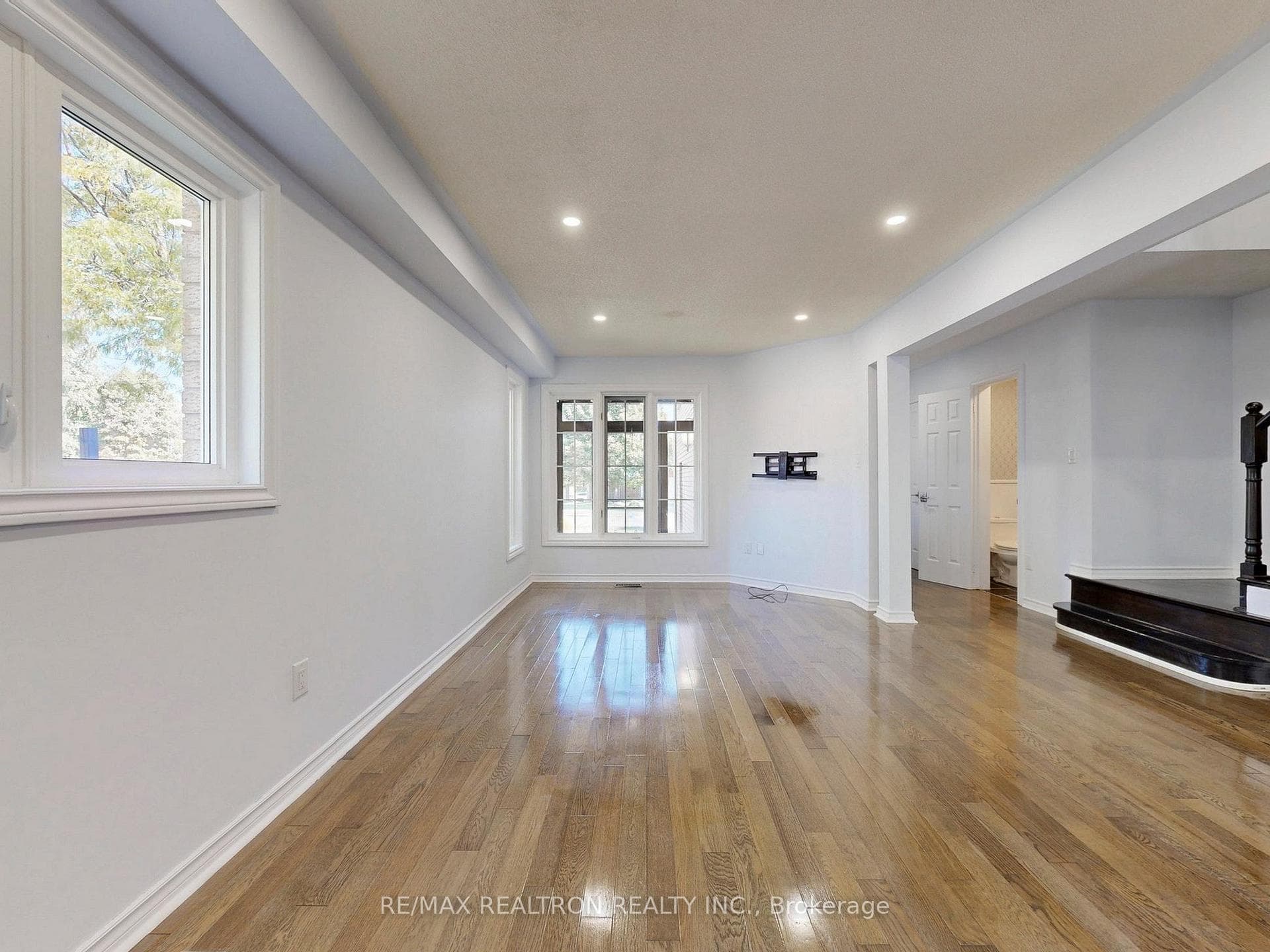 558 Willowick Drive photo 9
