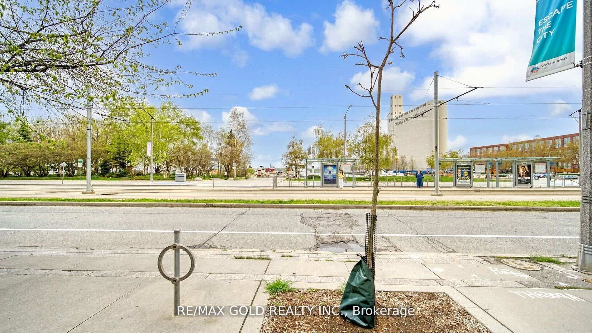 550 Queens Quay Unit 509 photo 32