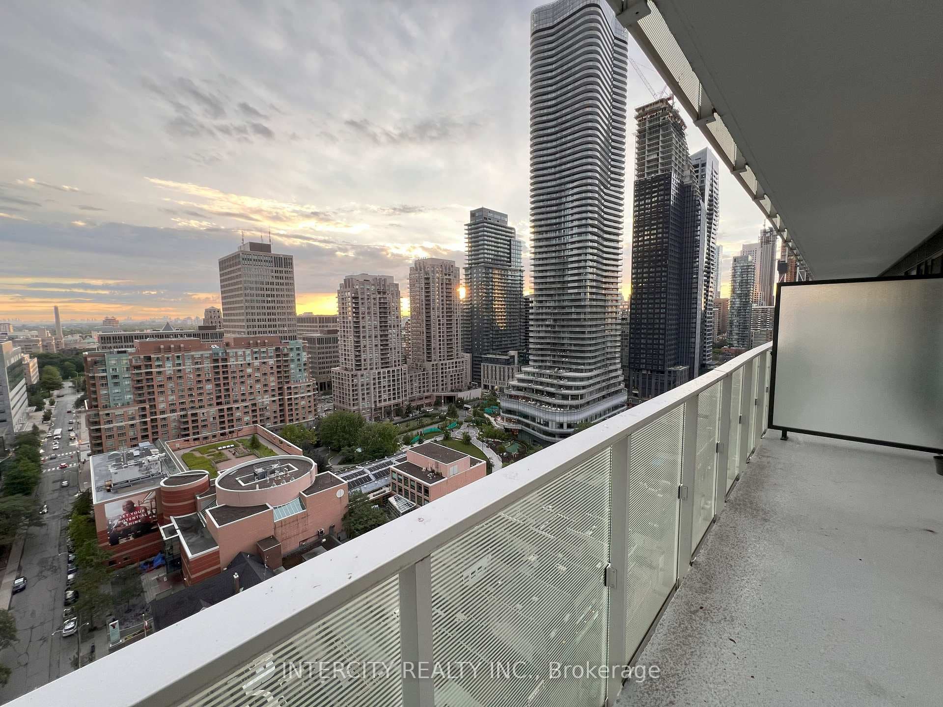 501 Yonge Street Unit 1813 photo 6