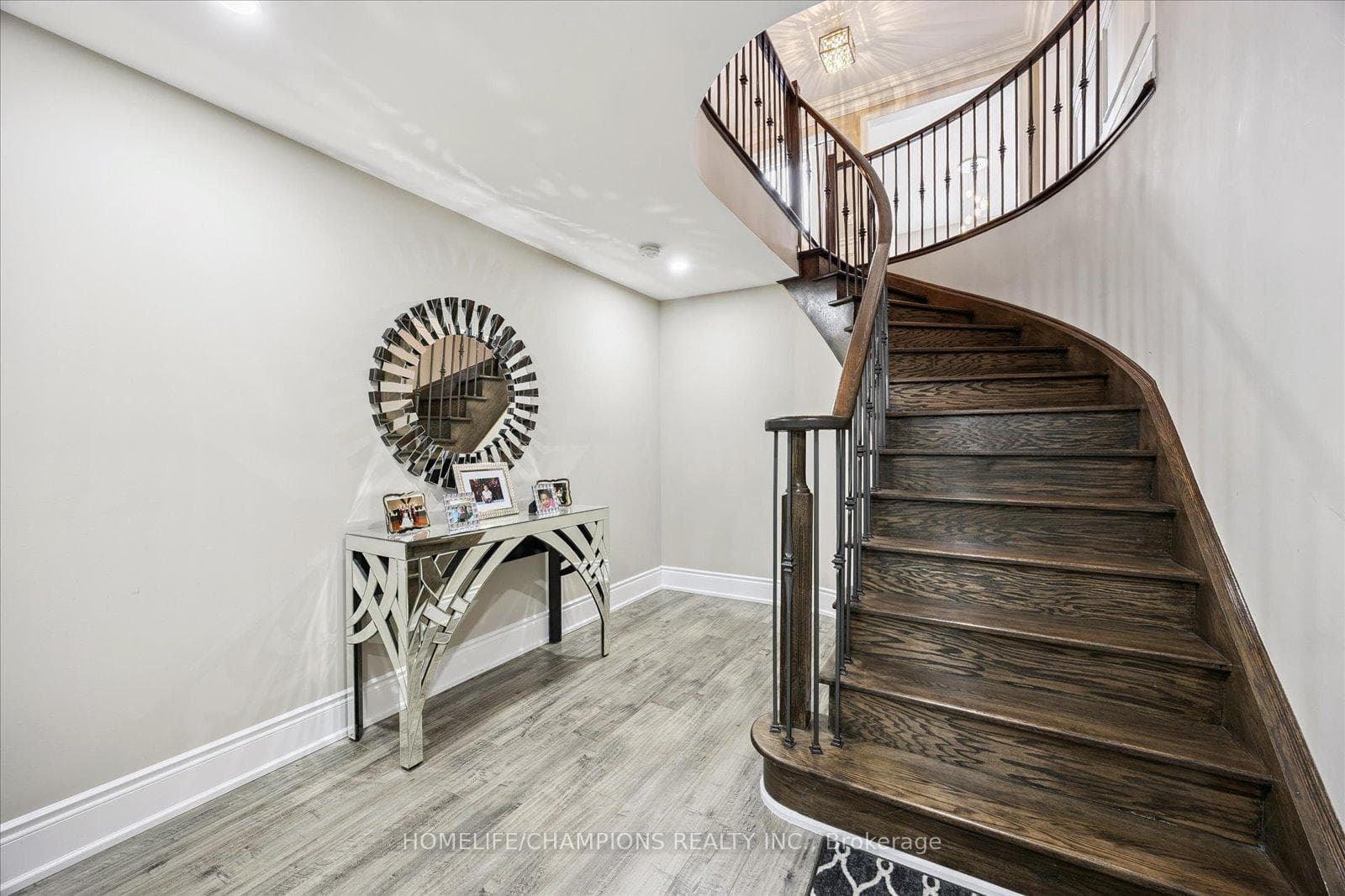 1612 Sandhurst Crescent photo 34