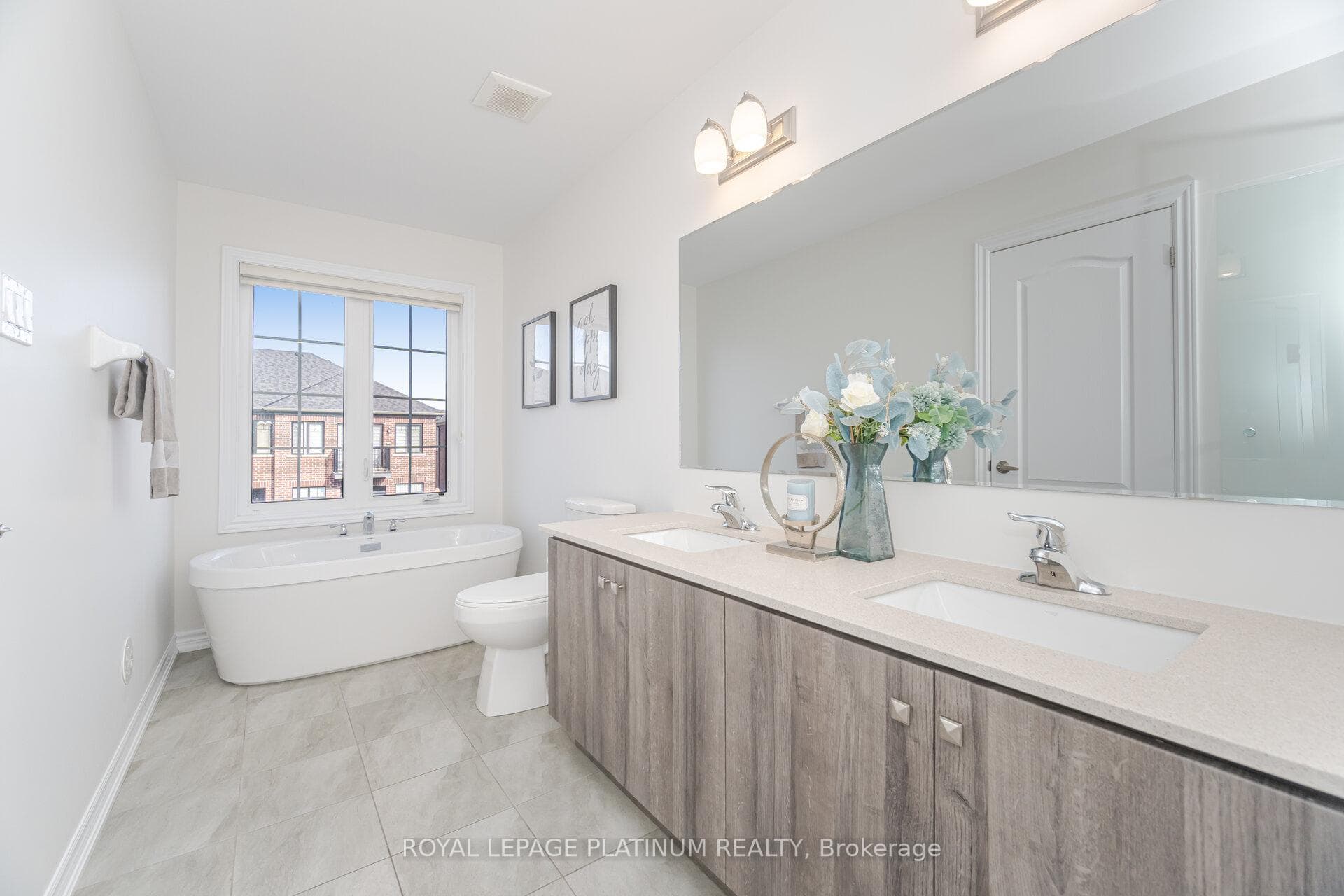 13 Lipscott Drive photo 24