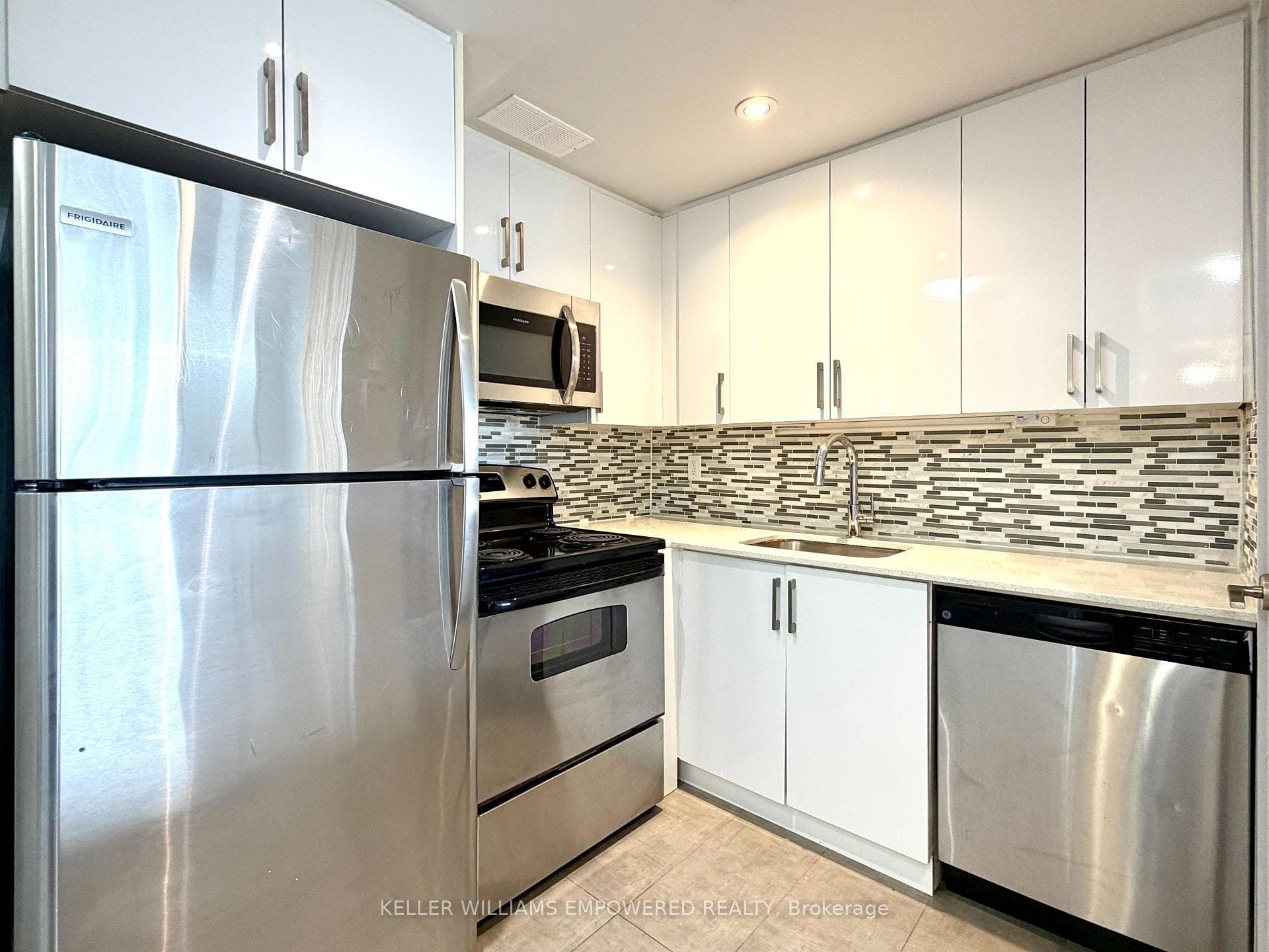 225 Davisville Avenue Unit 608 photo 4