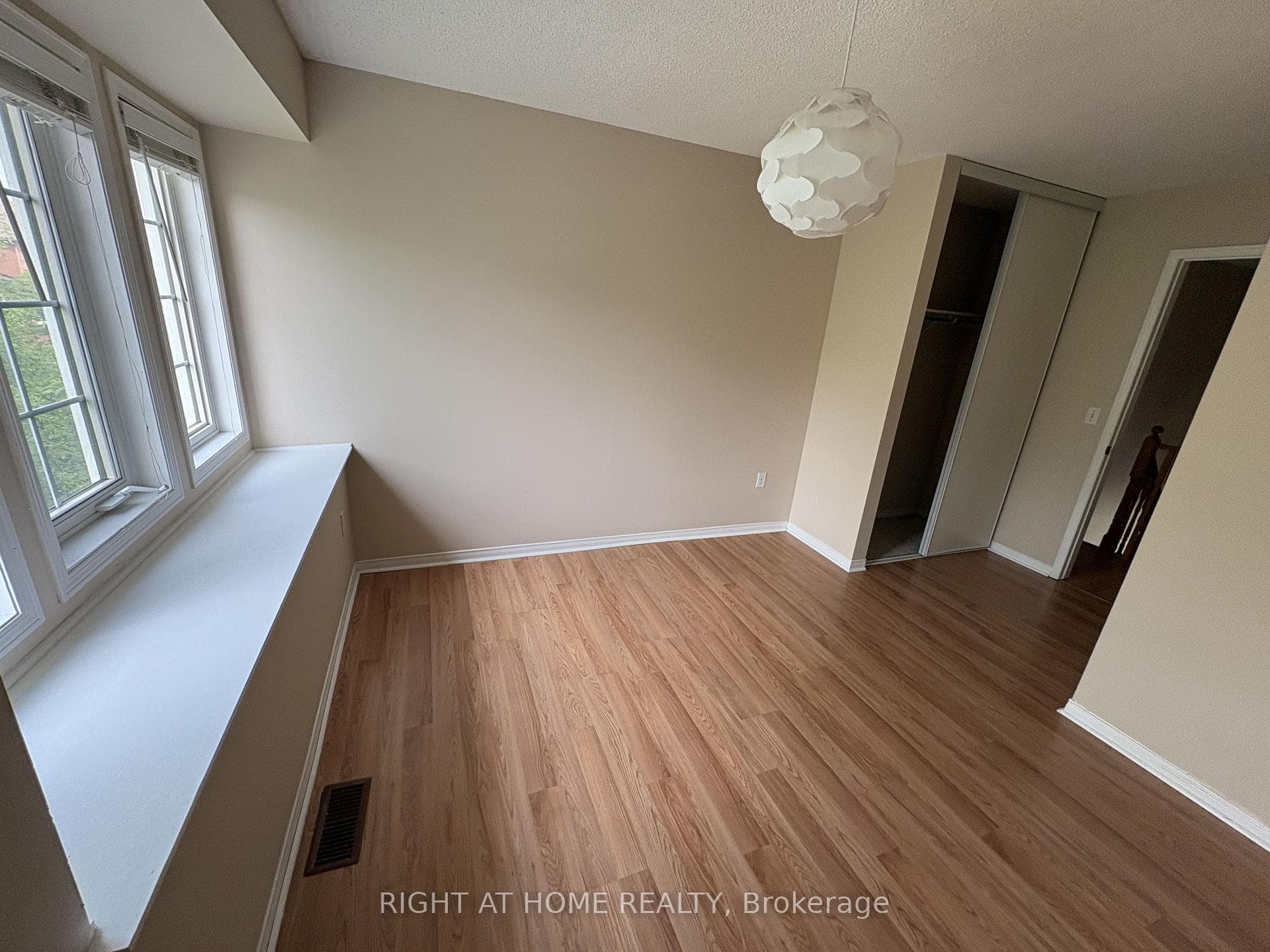 5030 Heatherleigh Avenue Unit 127 photo 10