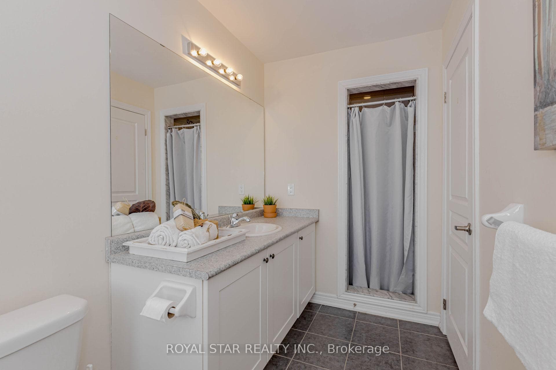 877 Cook Crescent photo 34