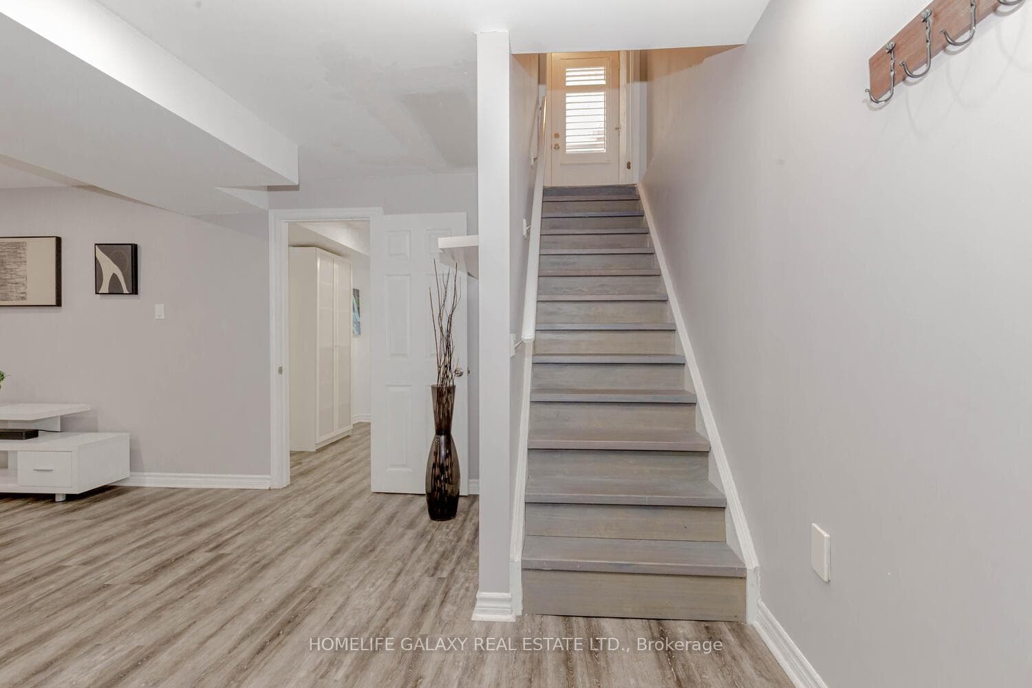 913 Minchin Way photo 30
