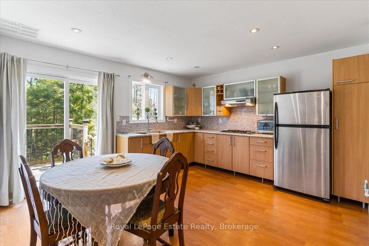 or step onto the backyard deck for alfresco dining