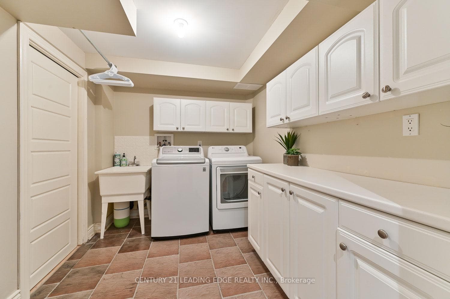 31 Dougherty Crescent photo 26