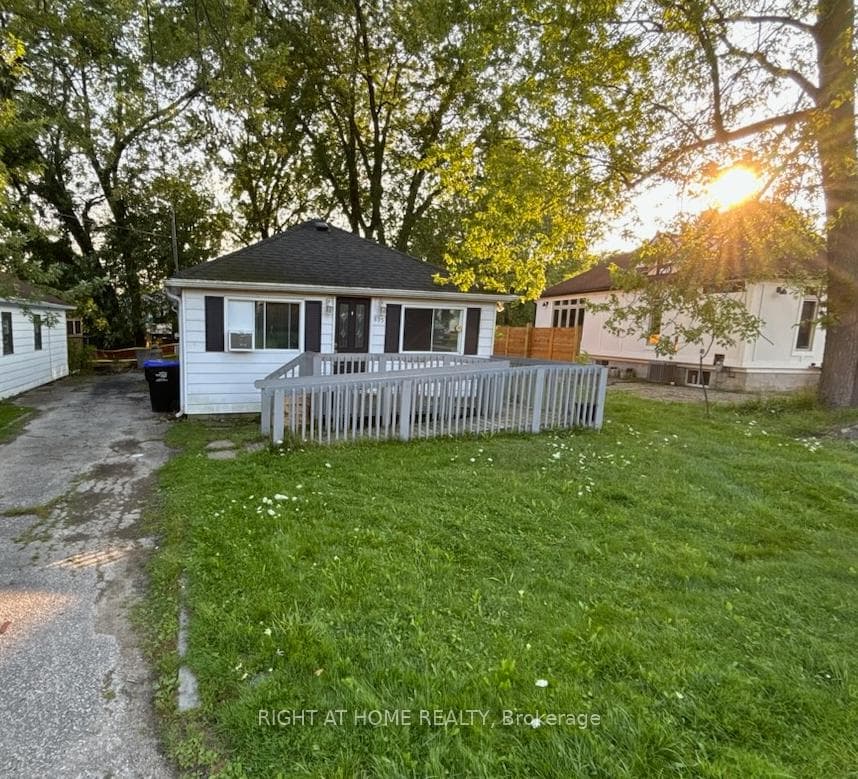 895 Maplewood Drive photo 1