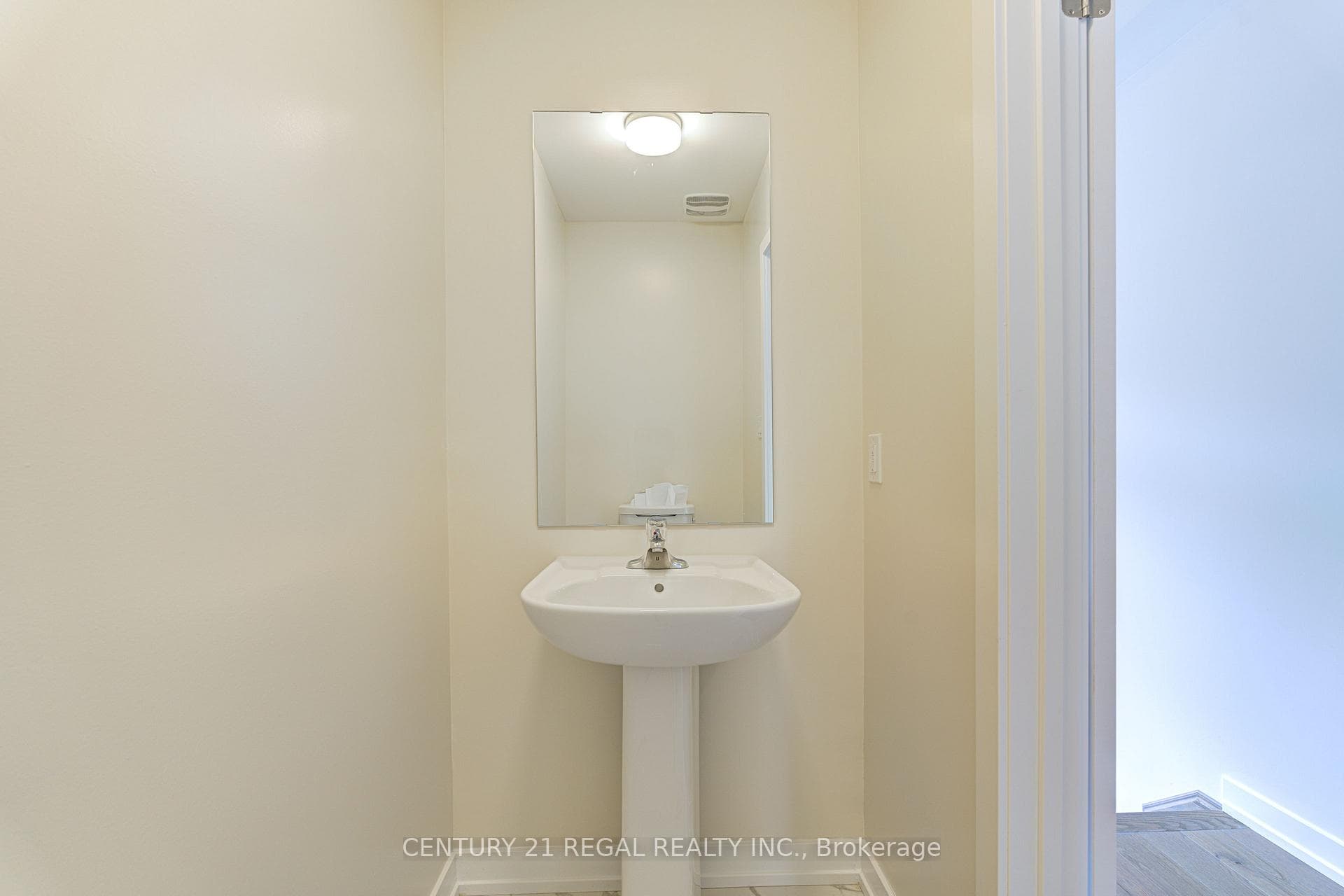 1186 Dartmouth Crescent photo 3
