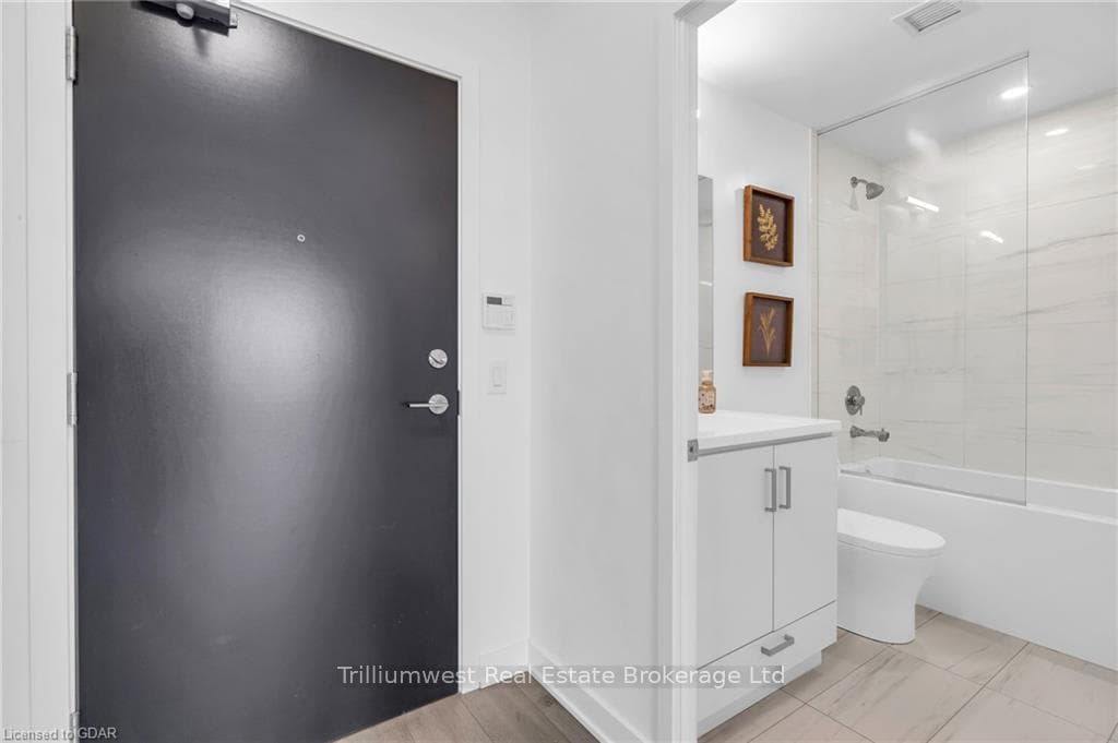 Full bathroom with tiled shower / bath, vanity, an