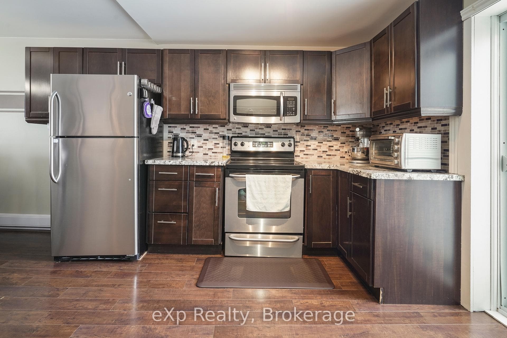 320 Albert Street photo 9