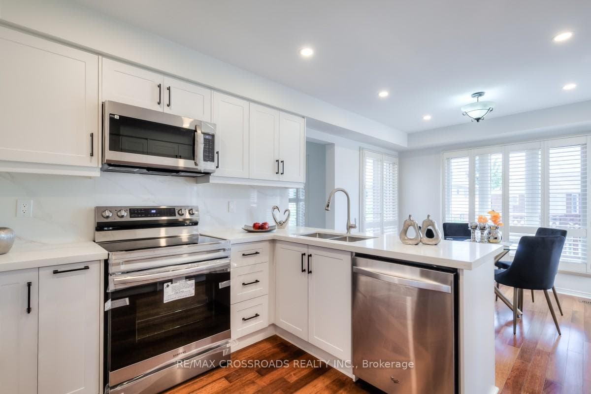 990 Stone Cottage Crescent photo 15