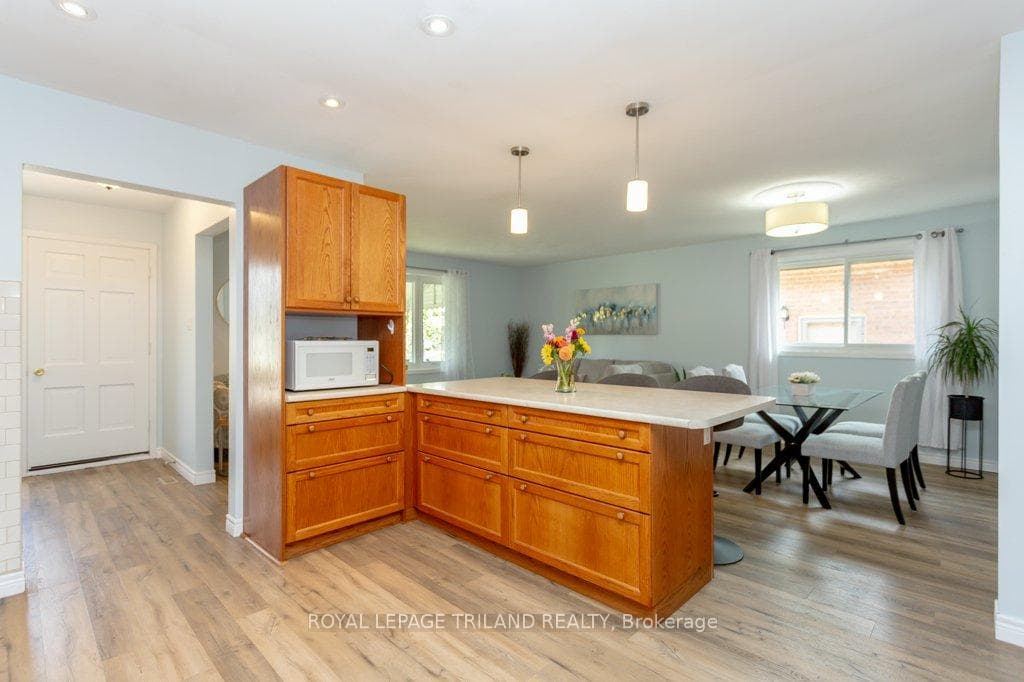 11 GUSTIN Place photo 5