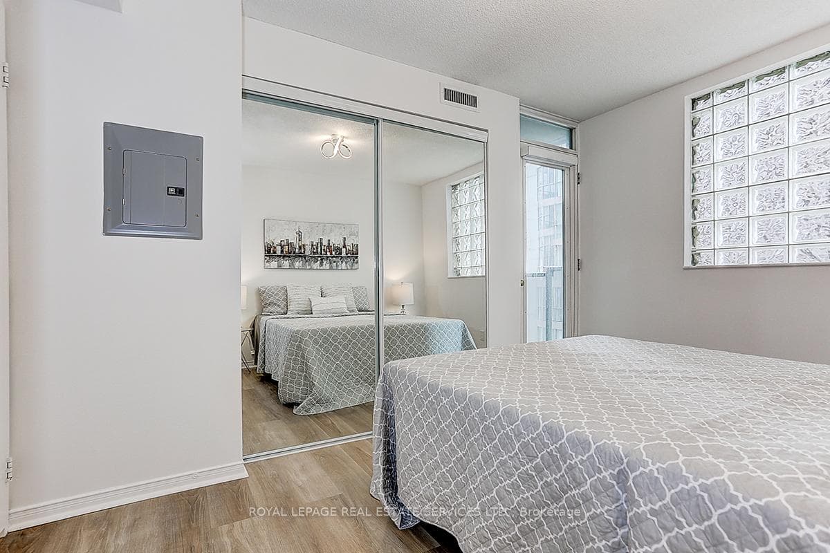750 Bay Street Unit 1003 photo 26